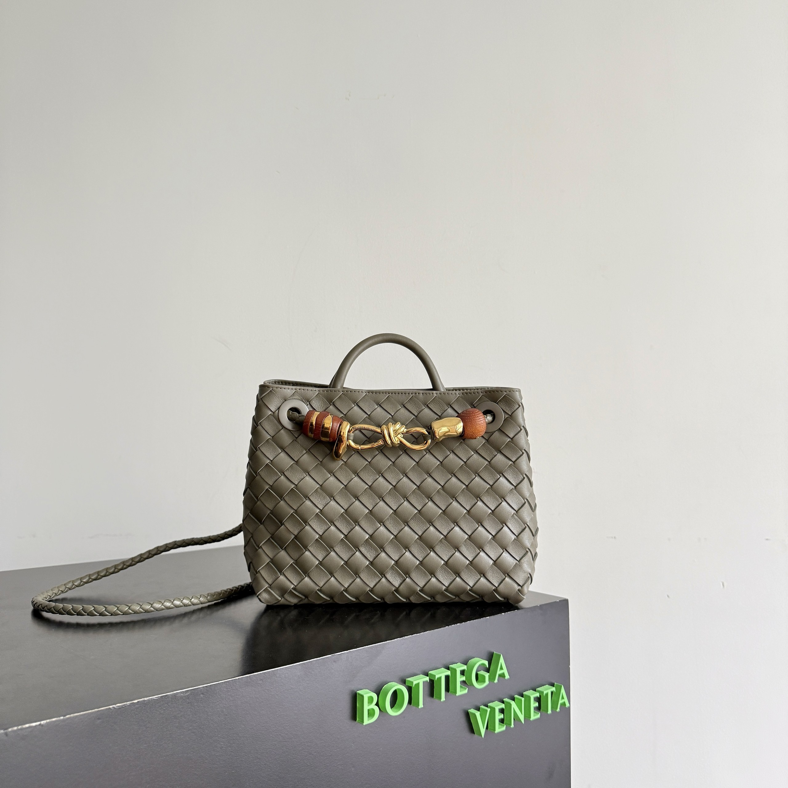 BV’s new Andiamo is shipped‼ ️The classic intercciato weaving process is used to create a soft bag, the metal knot is made of micro-cast aluminum using jewelry technology🪢, and the decorative beads are made of metal and hand-polished oak, allowing you to jump repeatedly between elegance and fun💃, which is unpredictable