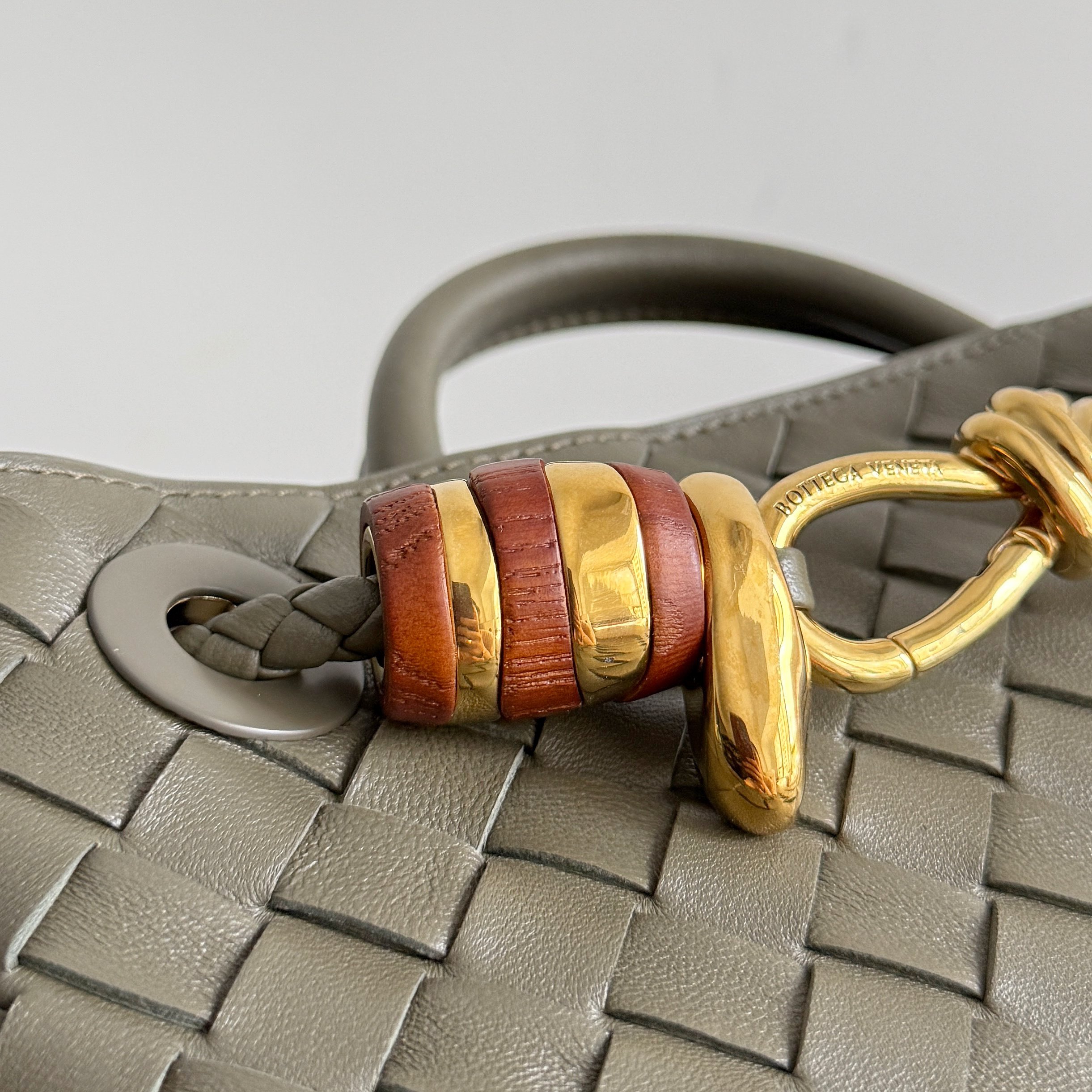 BV’s new Andiamo is shipped‼ ️The classic intercciato weaving process is used to create a soft bag, the metal knot is made of micro-cast aluminum using jewelry technology🪢, and the decorative beads are made of metal and hand-polished oak, allowing you to jump repeatedly between elegance and fun💃, which is unpredictable - Image 4