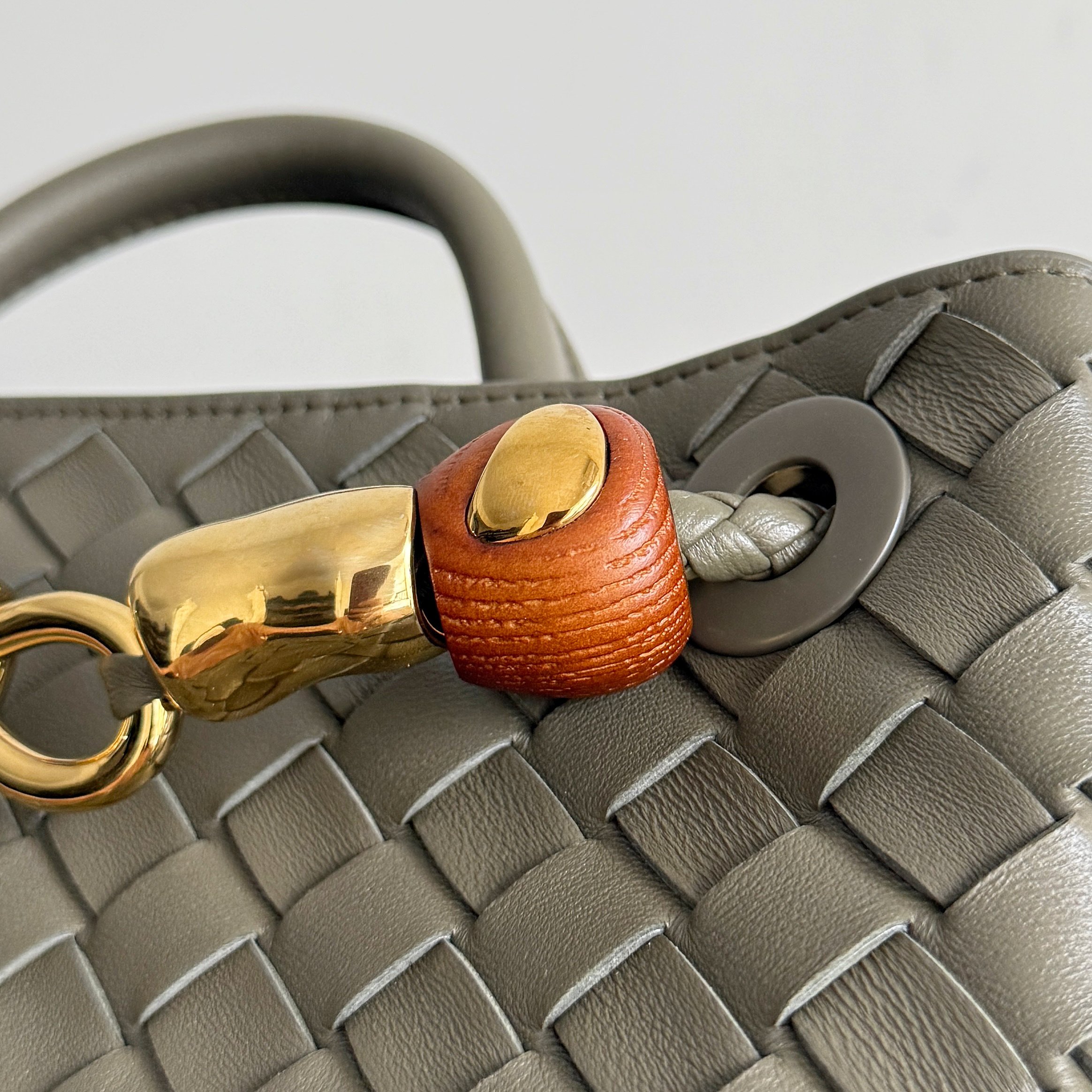 BV’s new Andiamo is shipped‼ ️The classic intercciato weaving process is used to create a soft bag, the metal knot is made of micro-cast aluminum using jewelry technology🪢, and the decorative beads are made of metal and hand-polished oak, allowing you to jump repeatedly between elegance and fun💃, which is unpredictable - Image 5