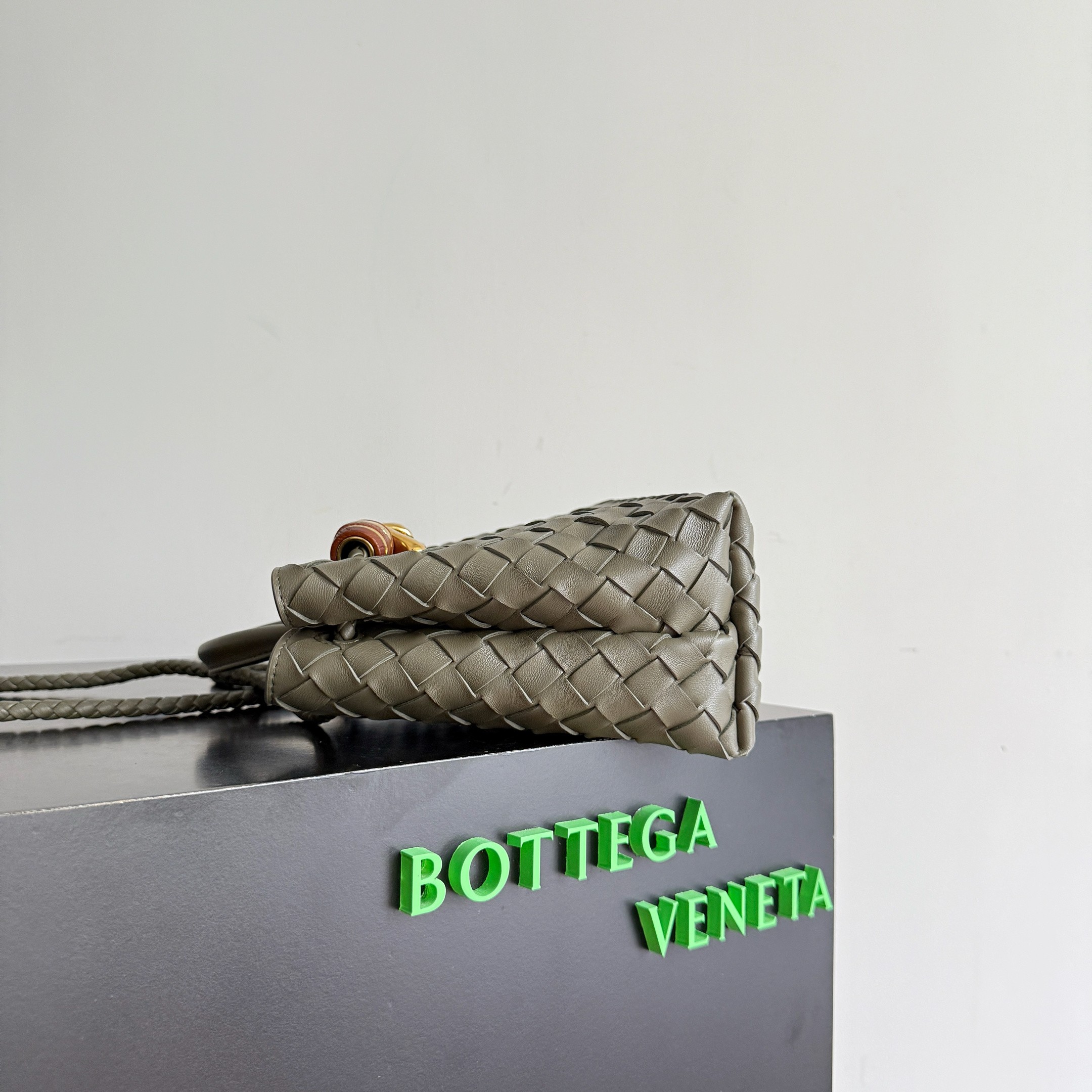 BV’s new Andiamo is shipped‼ ️The classic intercciato weaving process is used to create a soft bag, the metal knot is made of micro-cast aluminum using jewelry technology🪢, and the decorative beads are made of metal and hand-polished oak, allowing you to jump repeatedly between elegance and fun💃, which is unpredictable - Image 6