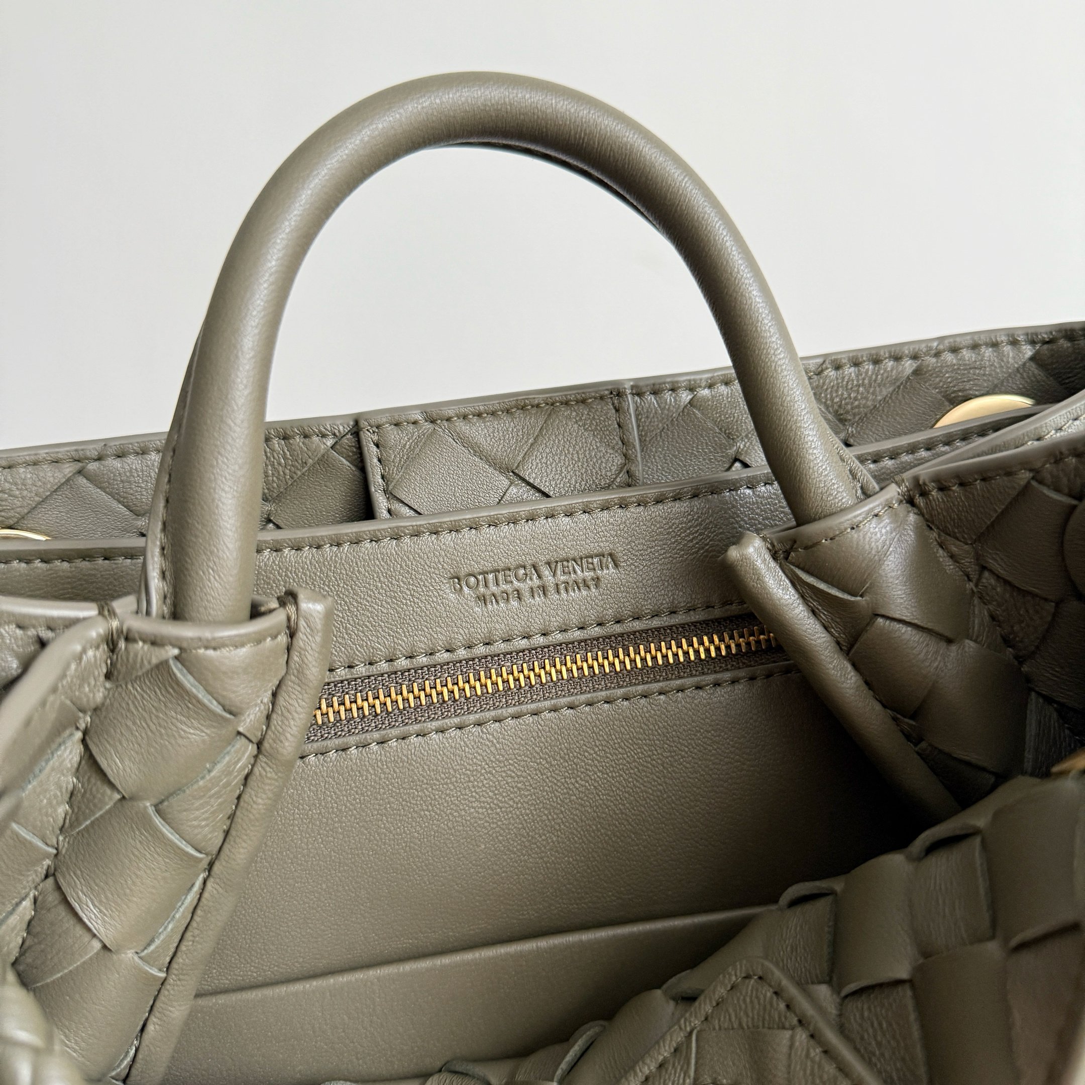 BV’s new Andiamo is shipped‼ ️The classic intercciato weaving process is used to create a soft bag, the metal knot is made of micro-cast aluminum using jewelry technology🪢, and the decorative beads are made of metal and hand-polished oak, allowing you to jump repeatedly between elegance and fun💃, which is unpredictable - Image 7