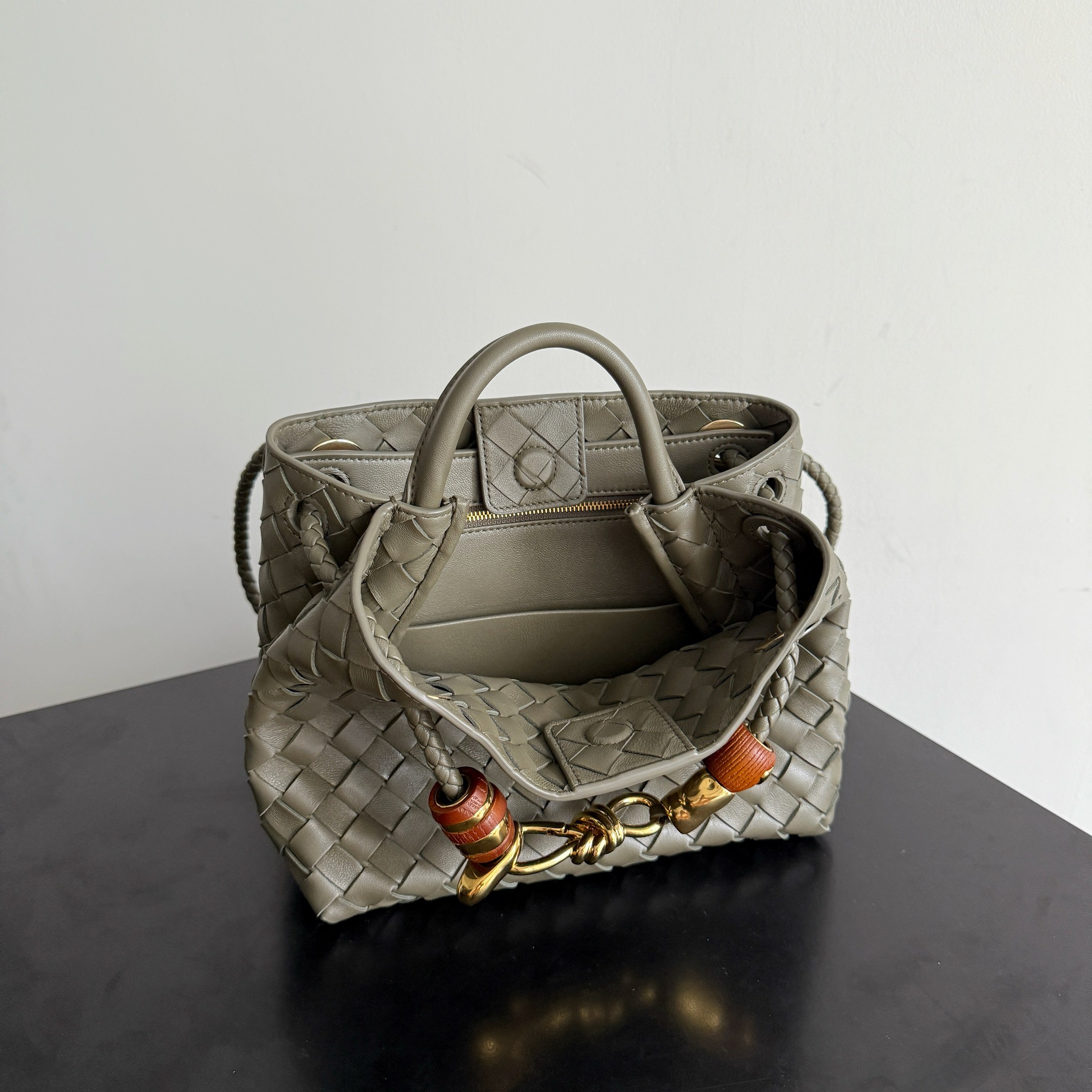 BV’s new Andiamo is shipped‼ ️The classic intercciato weaving process is used to create a soft bag, the metal knot is made of micro-cast aluminum using jewelry technology🪢, and the decorative beads are made of metal and hand-polished oak, allowing you to jump repeatedly between elegance and fun💃, which is unpredictable - Image 8