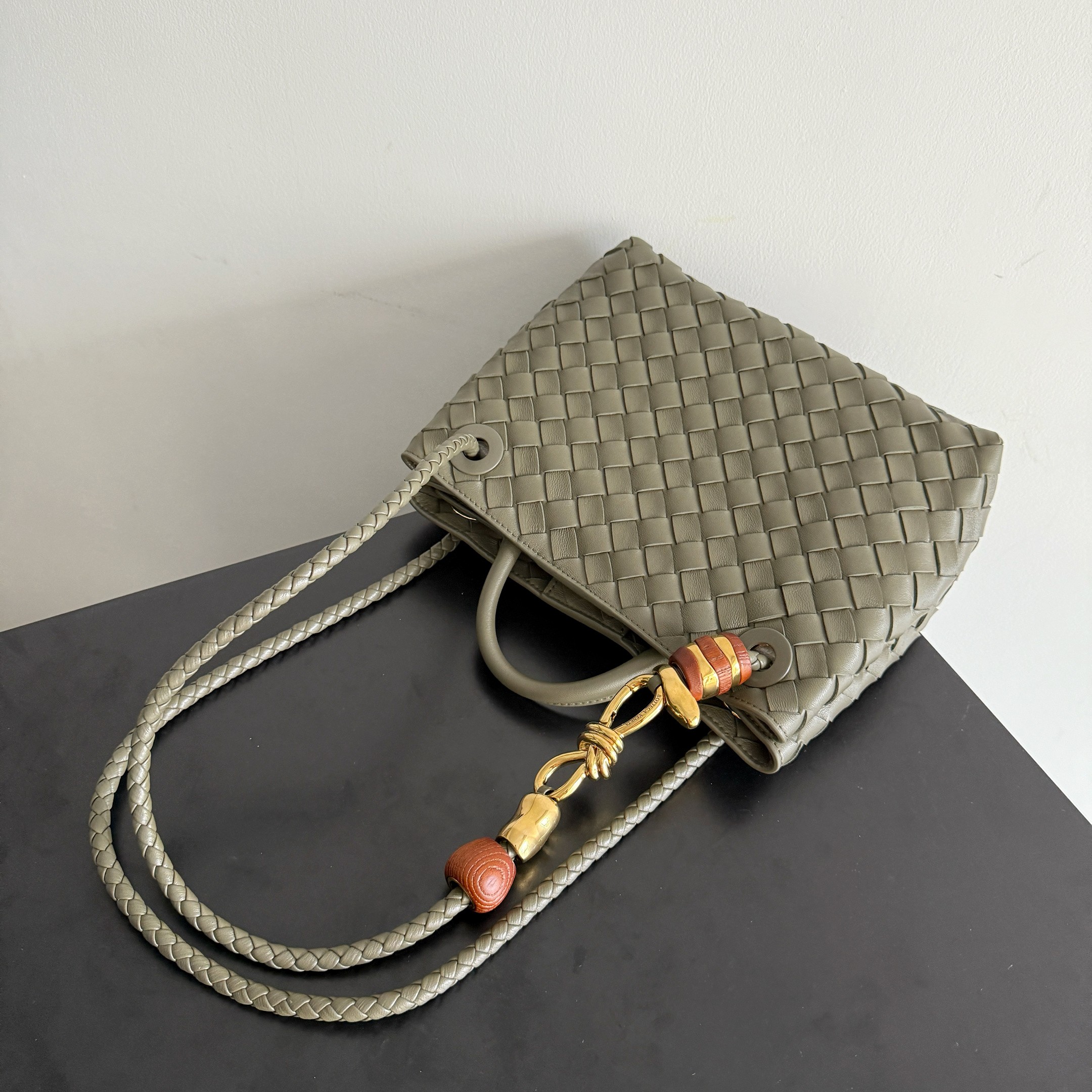 BV’s new Andiamo is shipped‼ ️The classic intercciato weaving process is used to create a soft bag, the metal knot is made of micro-cast aluminum using jewelry technology🪢, and the decorative beads are made of metal and hand-polished oak, allowing you to jump repeatedly between elegance and fun💃, which is unpredictable - Image 9
