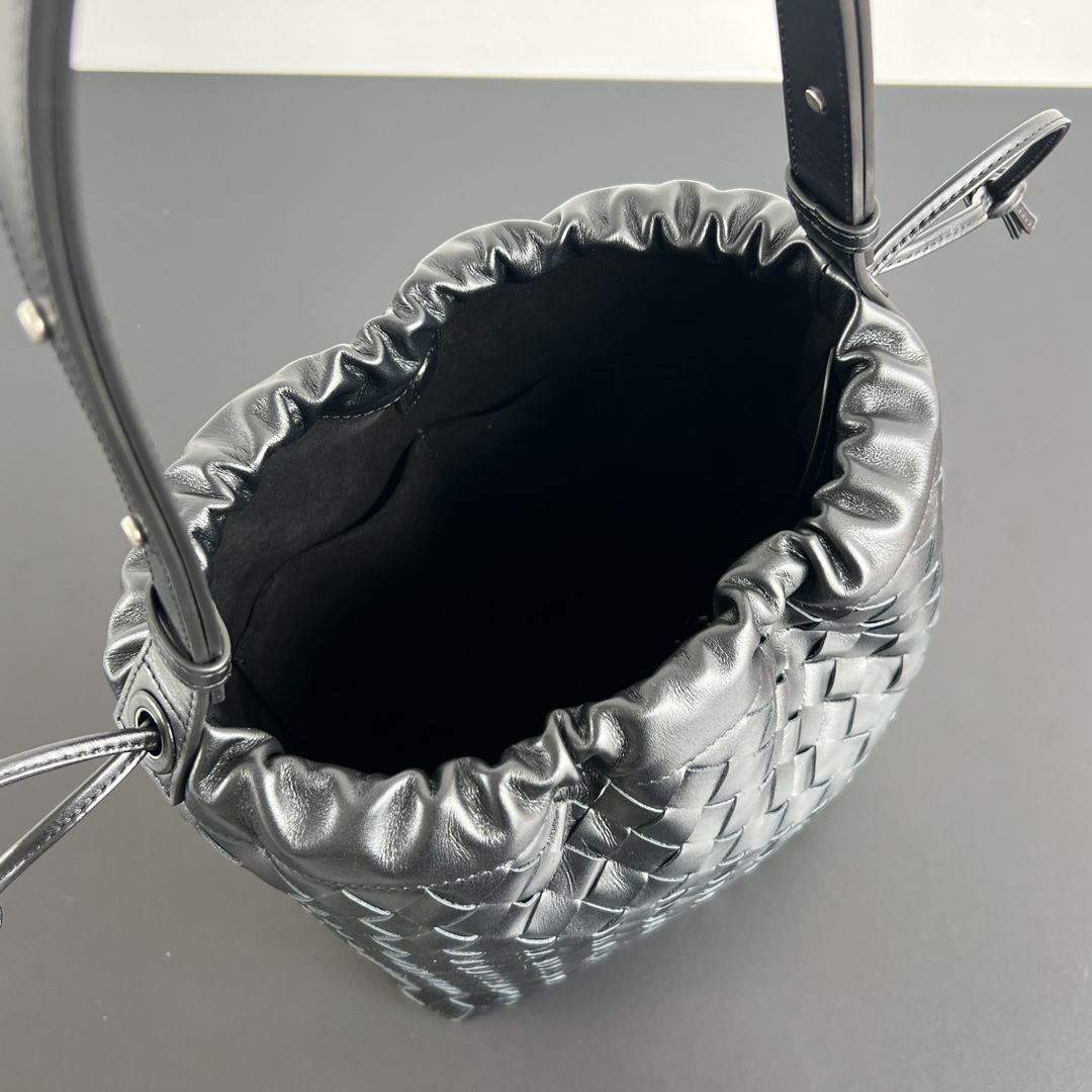 BV new product woven bucket bag 836020 ✨The weaving process is combined with the shape of the bucket, which is simple yet unique in design - Image 4