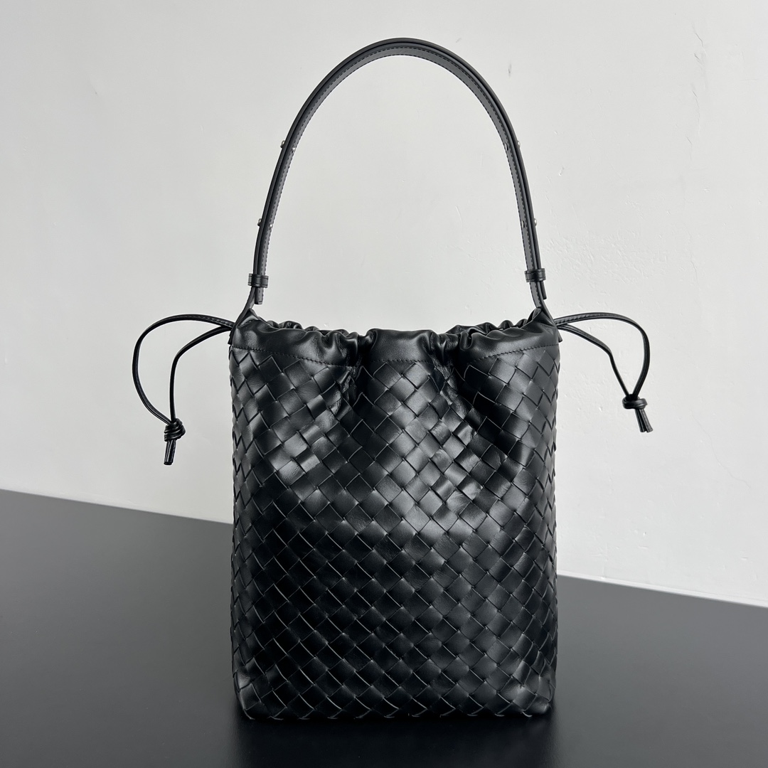 BV new product woven bucket bag 836020 ✨The weaving process is combined with the shape of the bucket, which is simple yet unique in design