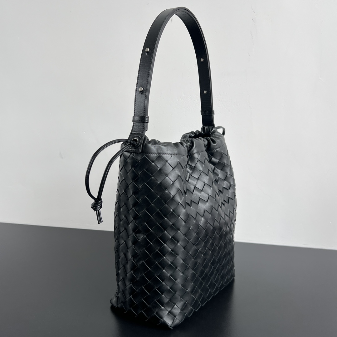 BV new product woven bucket bag 836020 ✨The weaving process is combined with the shape of the bucket, which is simple yet unique in design - Image 2