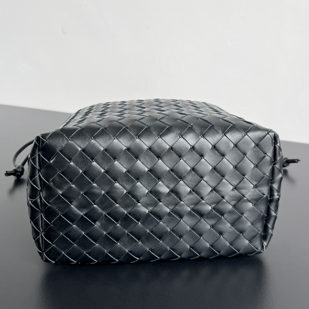 BV new product woven bucket bag 836020 ✨The weaving process is combined with the shape of the bucket, which is simple yet unique in design - Image 3