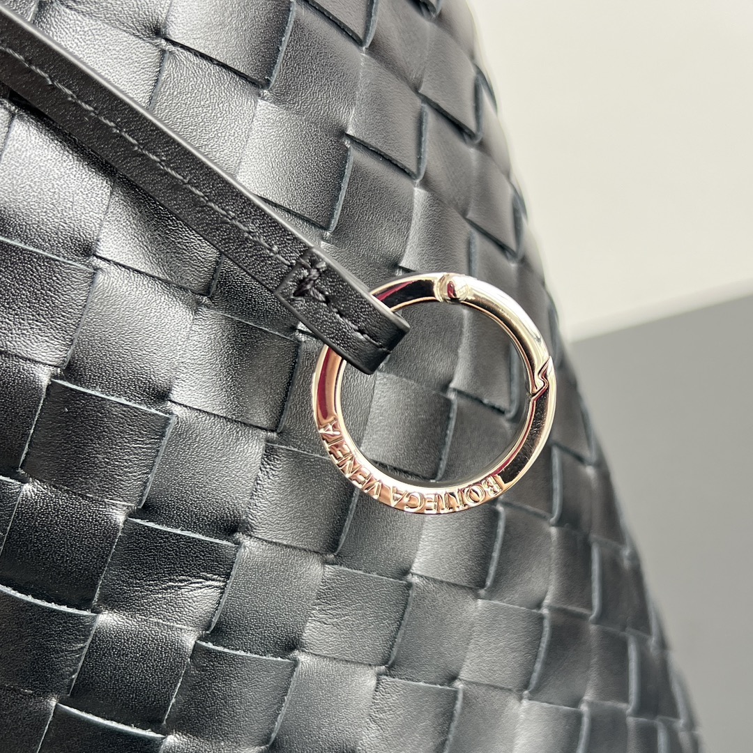 BV new product woven bucket bag 836020 ✨The weaving process is combined with the shape of the bucket, which is simple yet unique in design - Image 6