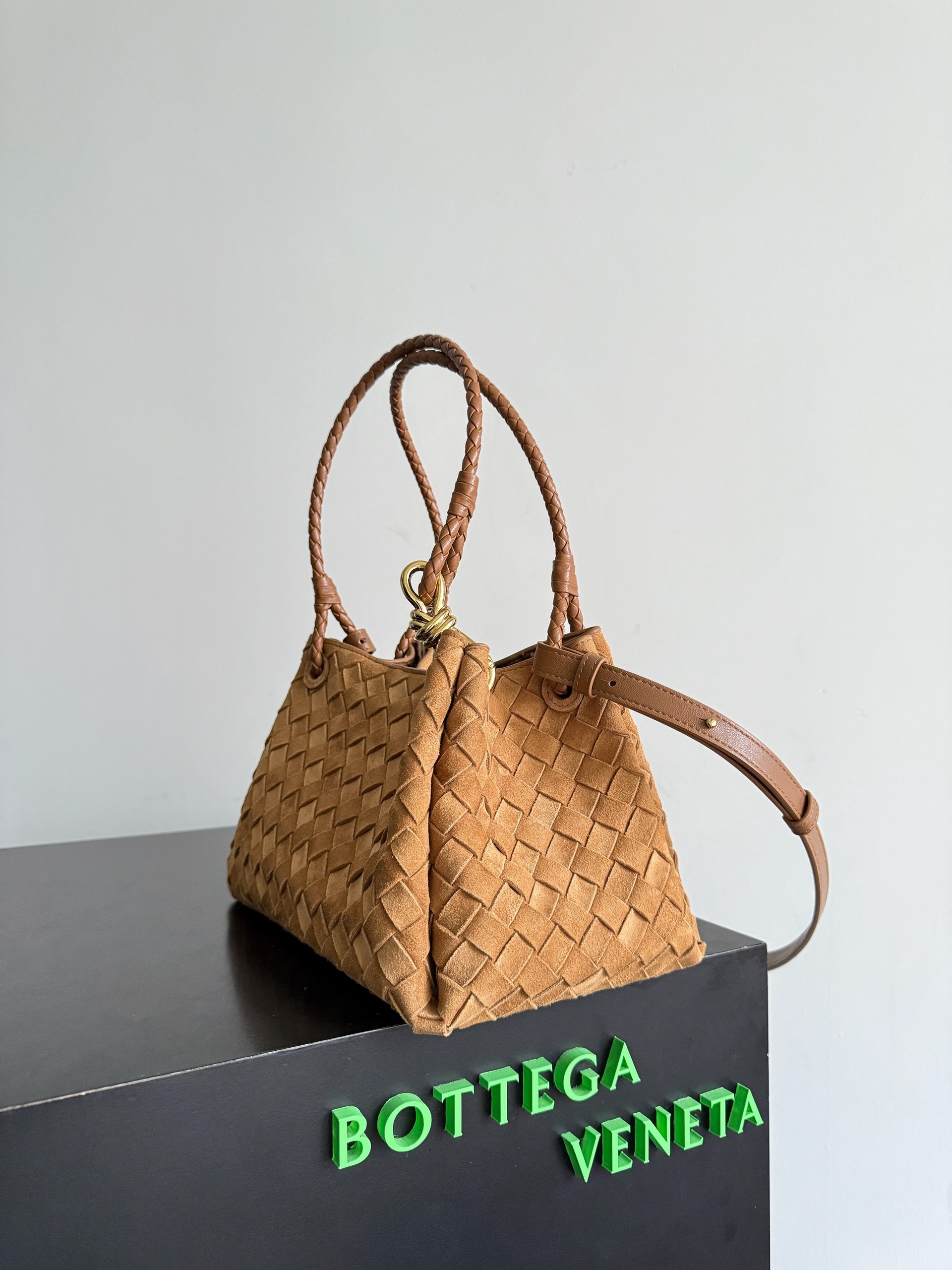 BOTTEGA VENETA's 2025 new autumn product, medium parachuta - Image 2