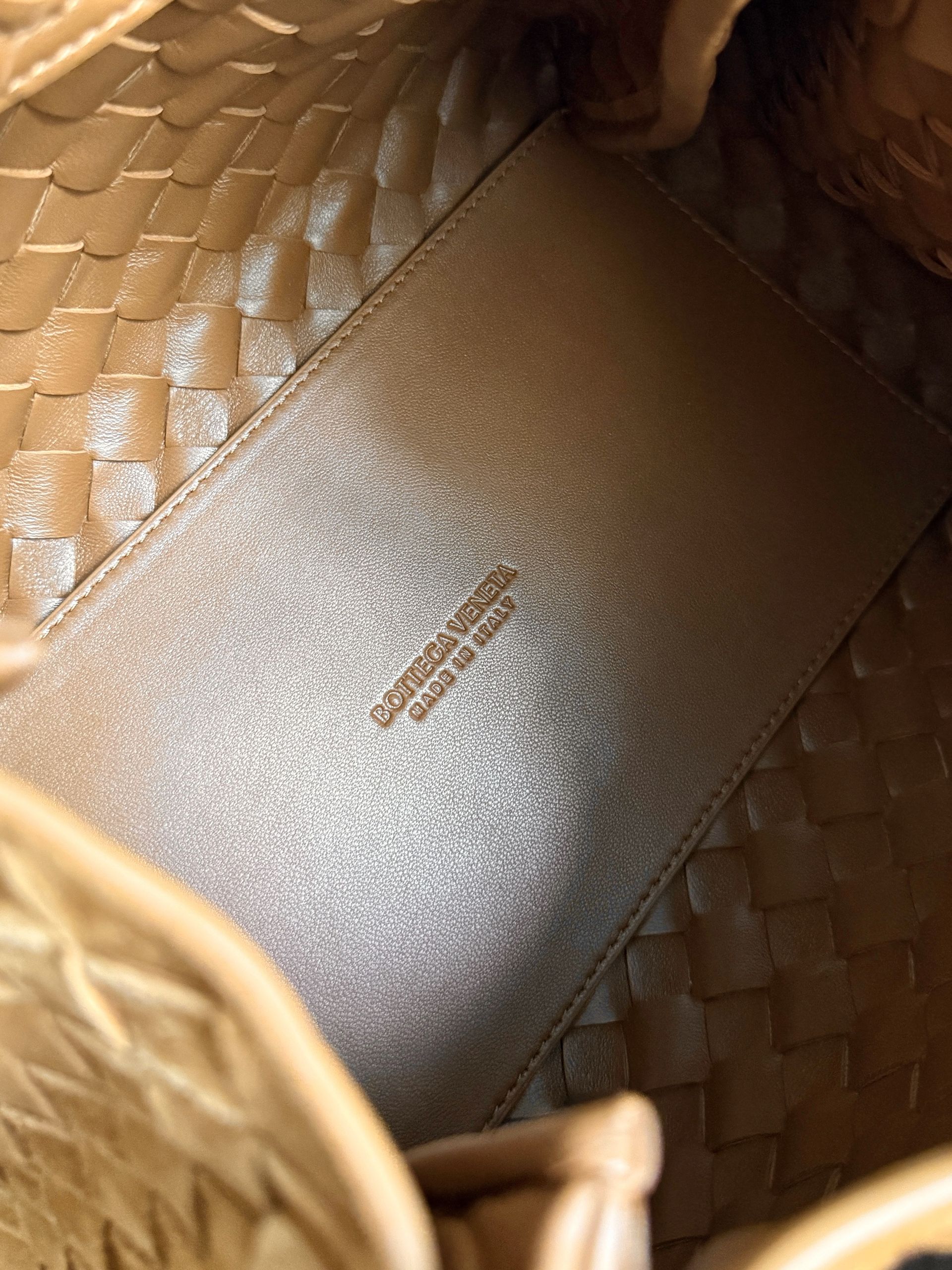 BOTTEGA VENETA's 2025 new autumn product, medium parachuta - Image 7