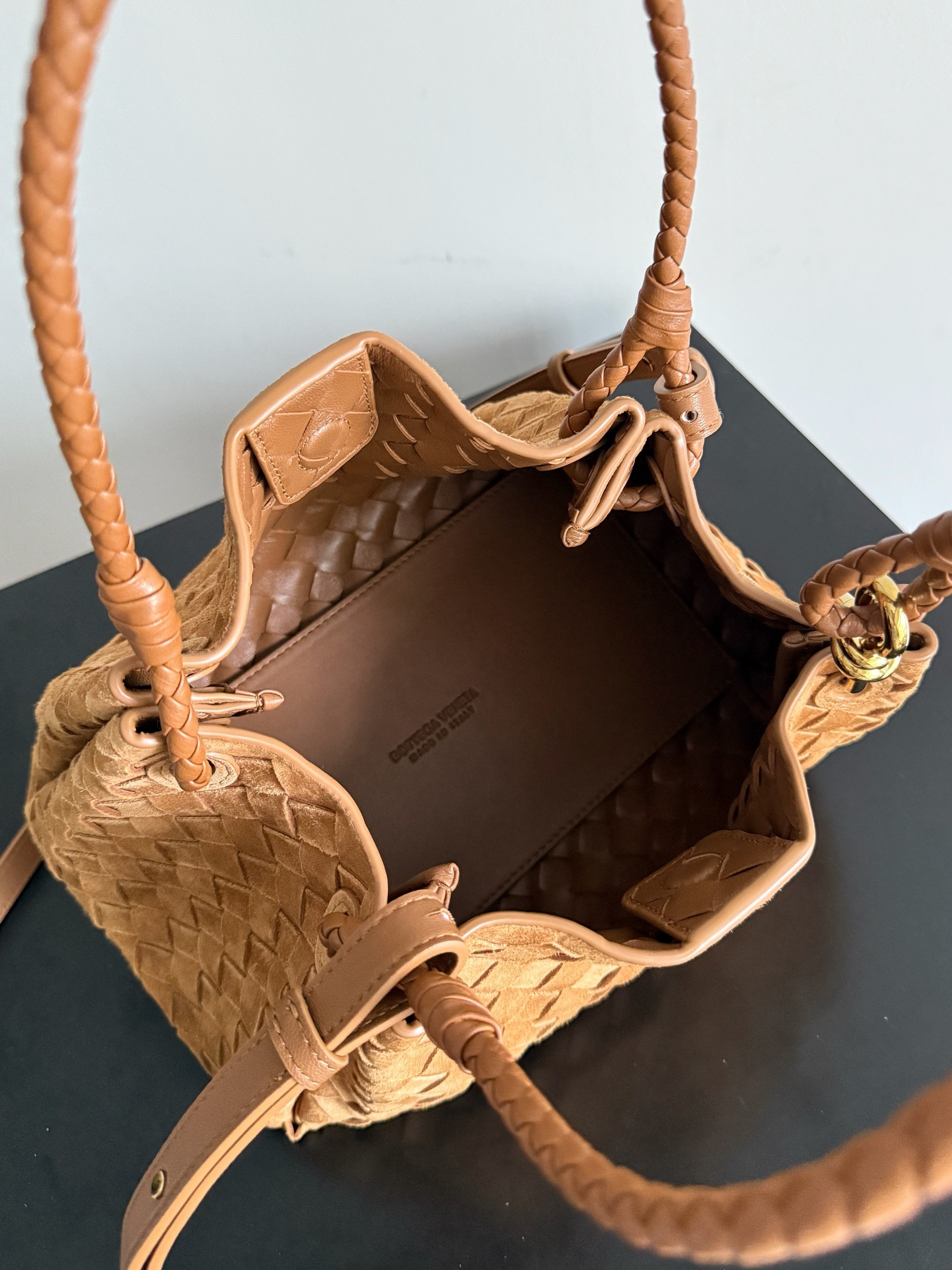 BOTTEGA VENETA's 2025 new autumn product, medium parachuta - Image 8
