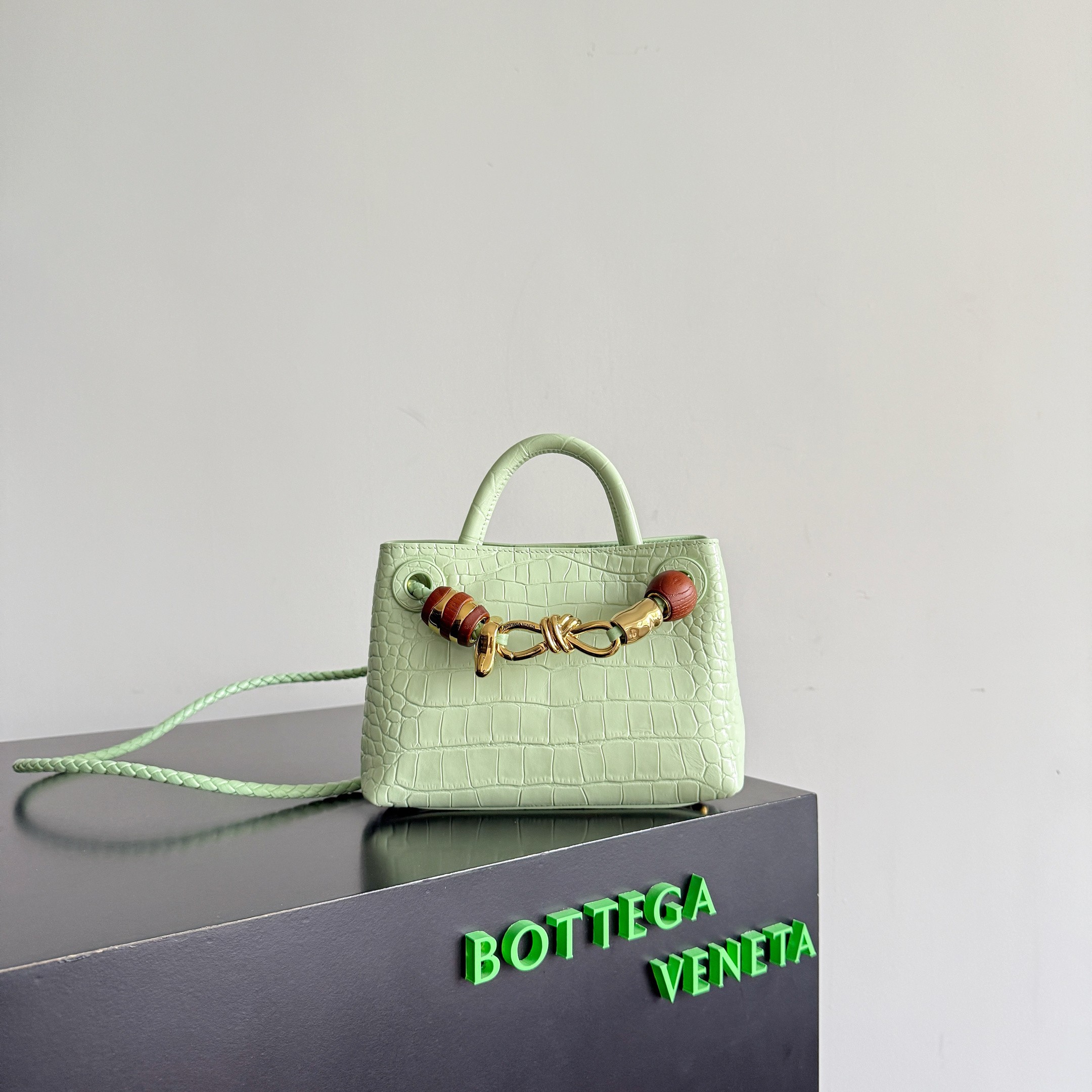 BOTTEGA VENETA crocodile leather mini andiamo is paired with a four-piece oak hardware set, making the entire bag more layered