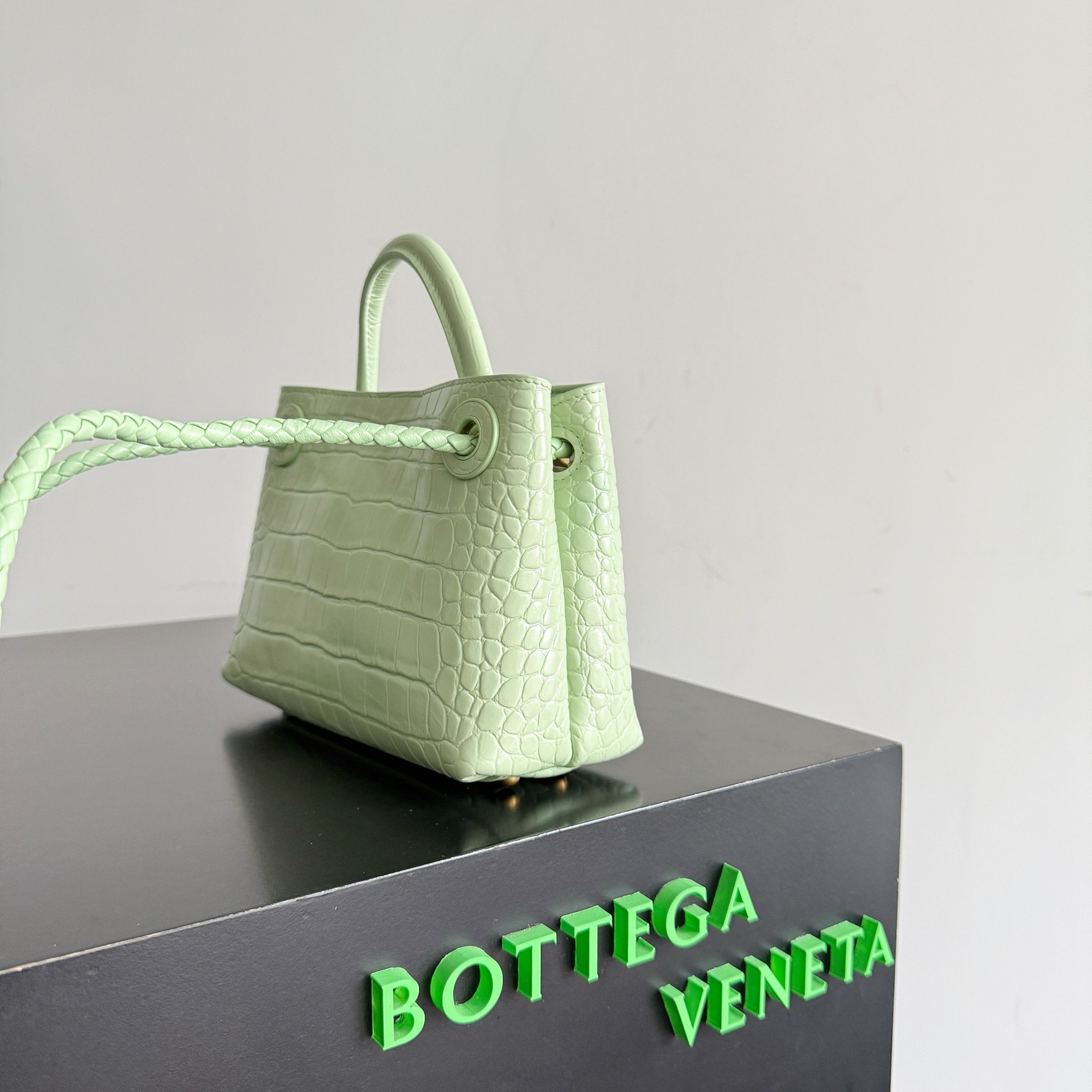 BOTTEGA VENETA crocodile leather mini andiamo is paired with a four-piece oak hardware set, making the entire bag more layered - Image 2