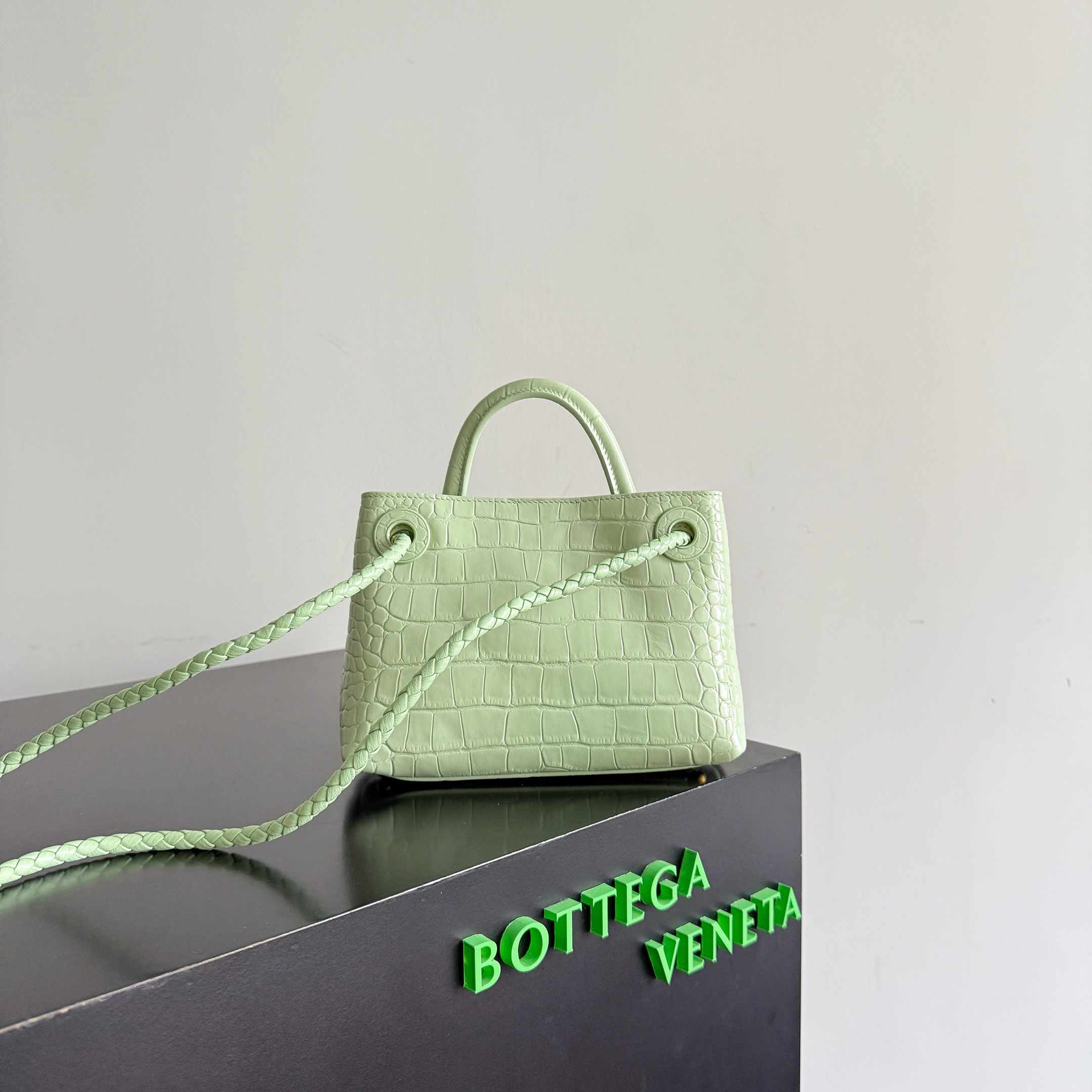 BOTTEGA VENETA crocodile leather mini andiamo is paired with a four-piece oak hardware set, making the entire bag more layered - Image 3