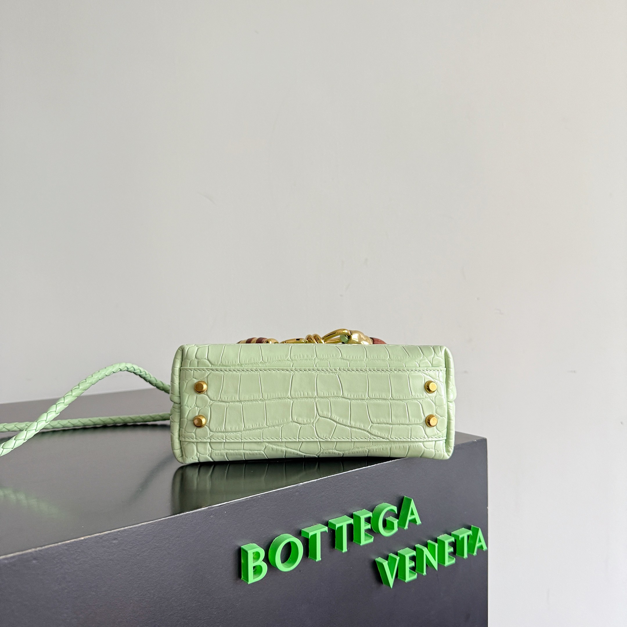 BOTTEGA VENETA crocodile leather mini andiamo is paired with a four-piece oak hardware set, making the entire bag more layered - Image 4