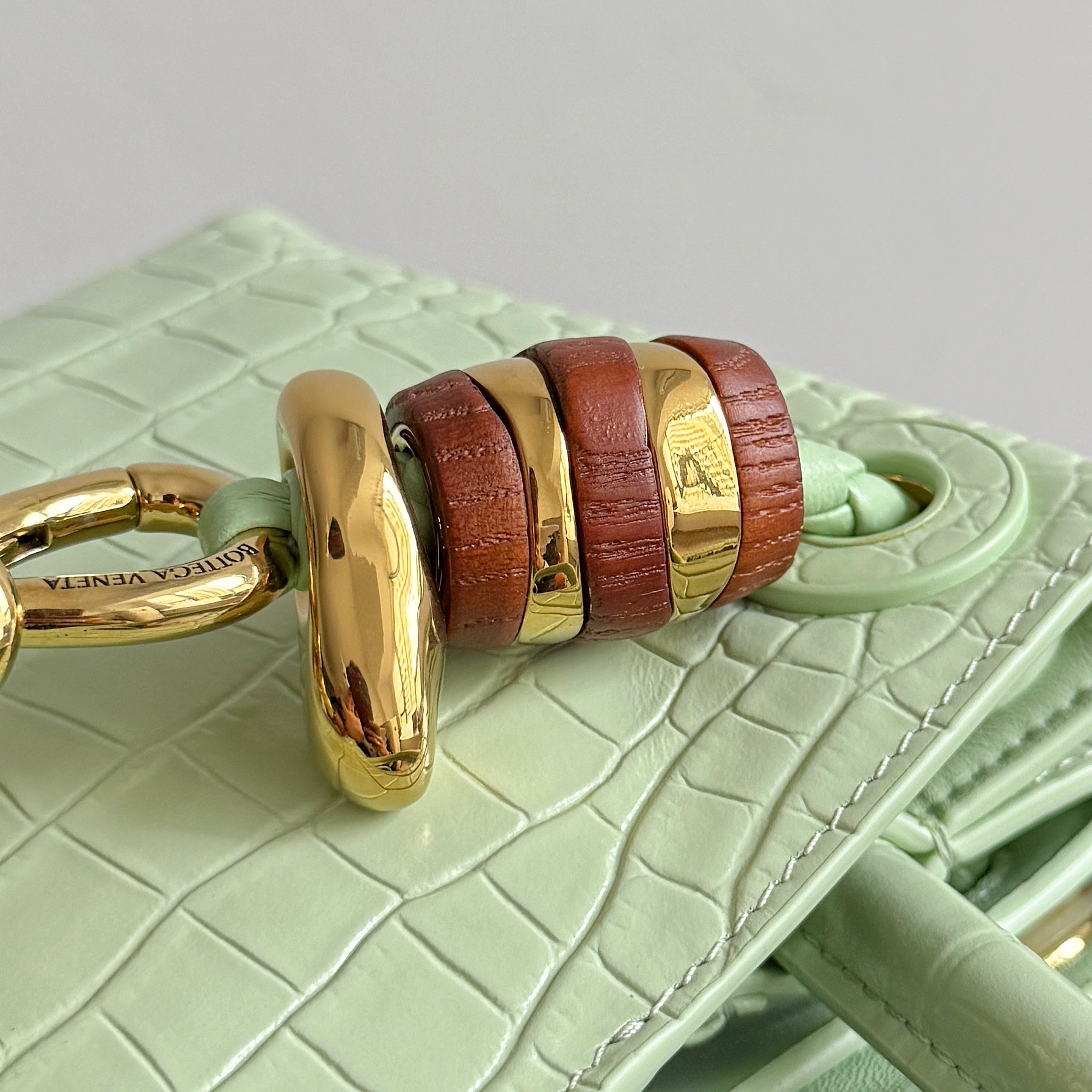 BOTTEGA VENETA crocodile leather mini andiamo is paired with a four-piece oak hardware set, making the entire bag more layered - Image 6