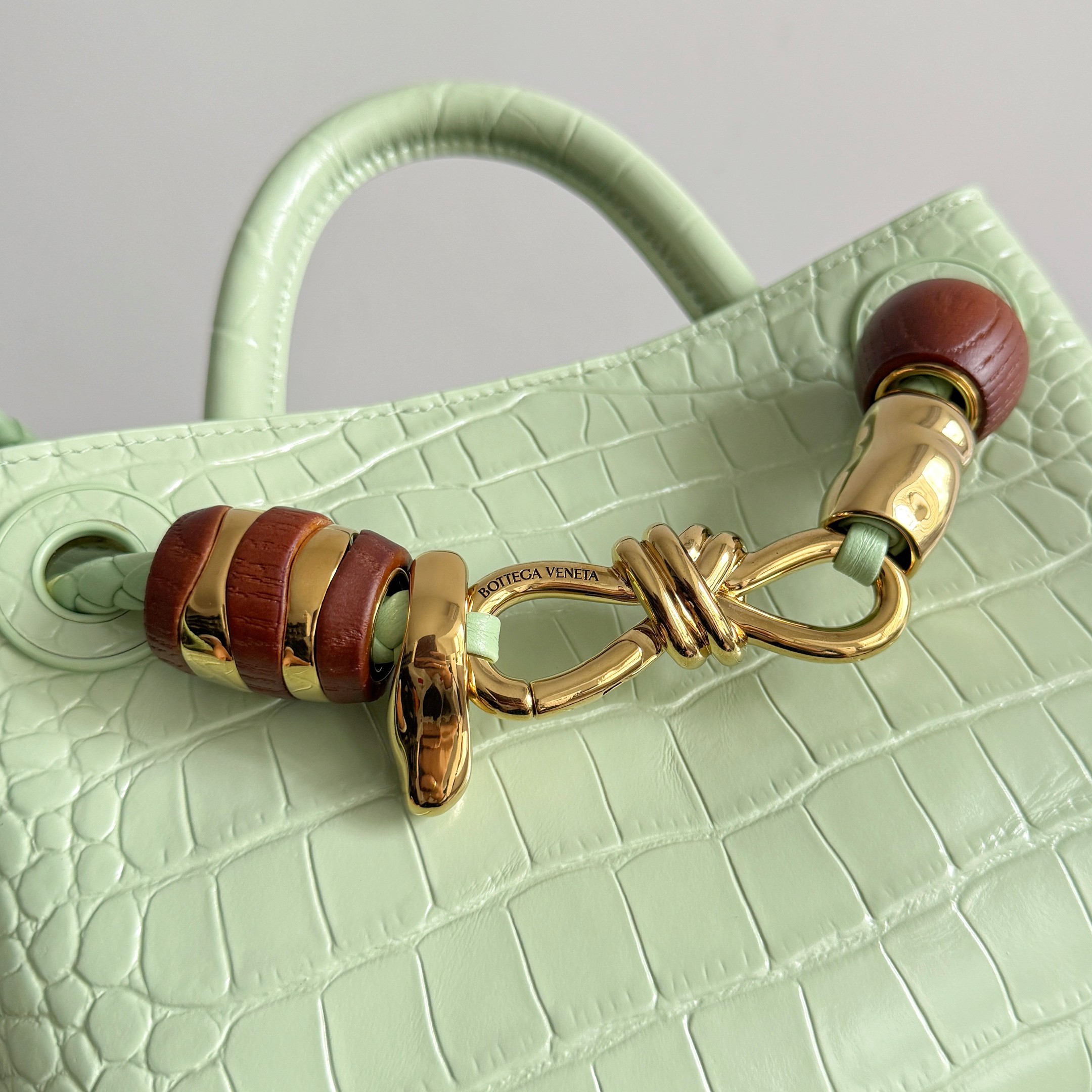 BOTTEGA VENETA crocodile leather mini andiamo is paired with a four-piece oak hardware set, making the entire bag more layered - Image 5