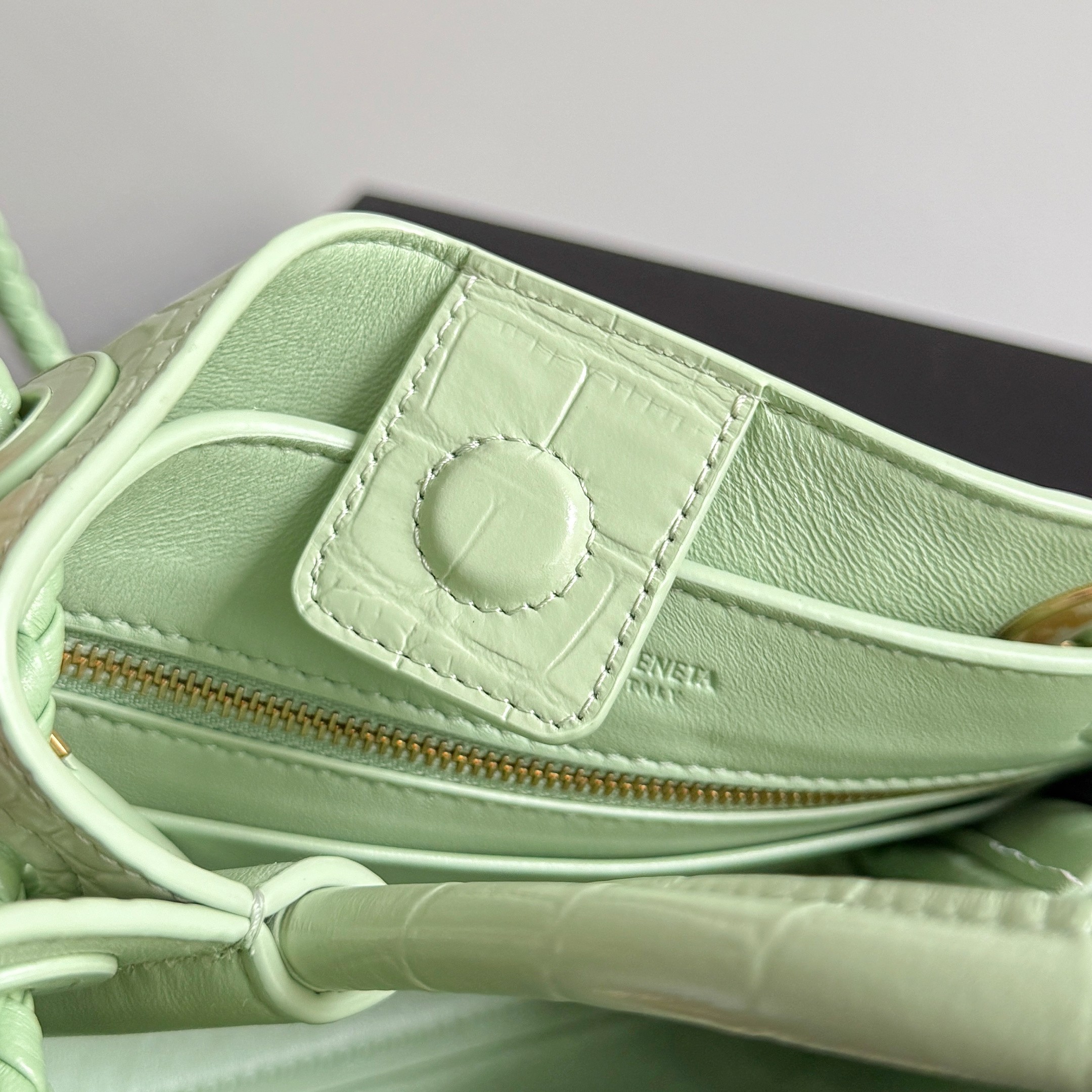 BOTTEGA VENETA crocodile leather mini andiamo is paired with a four-piece oak hardware set, making the entire bag more layered - Image 7