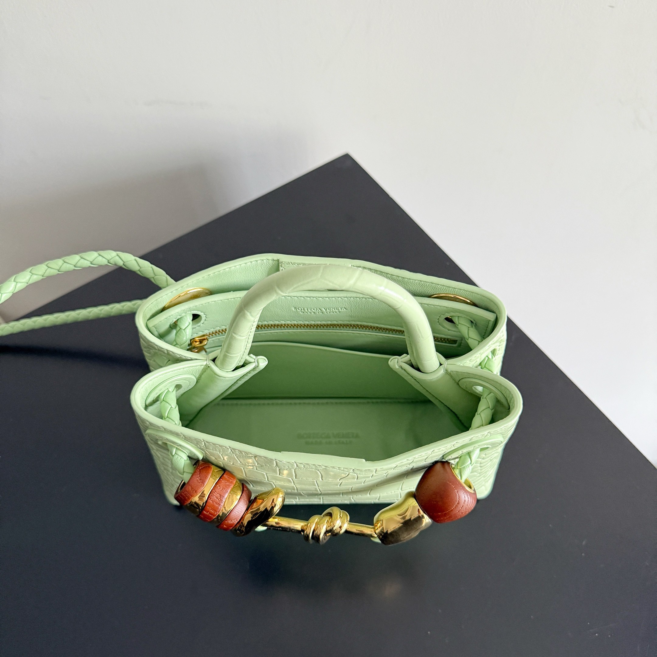 BOTTEGA VENETA crocodile leather mini andiamo is paired with a four-piece oak hardware set, making the entire bag more layered - Image 9