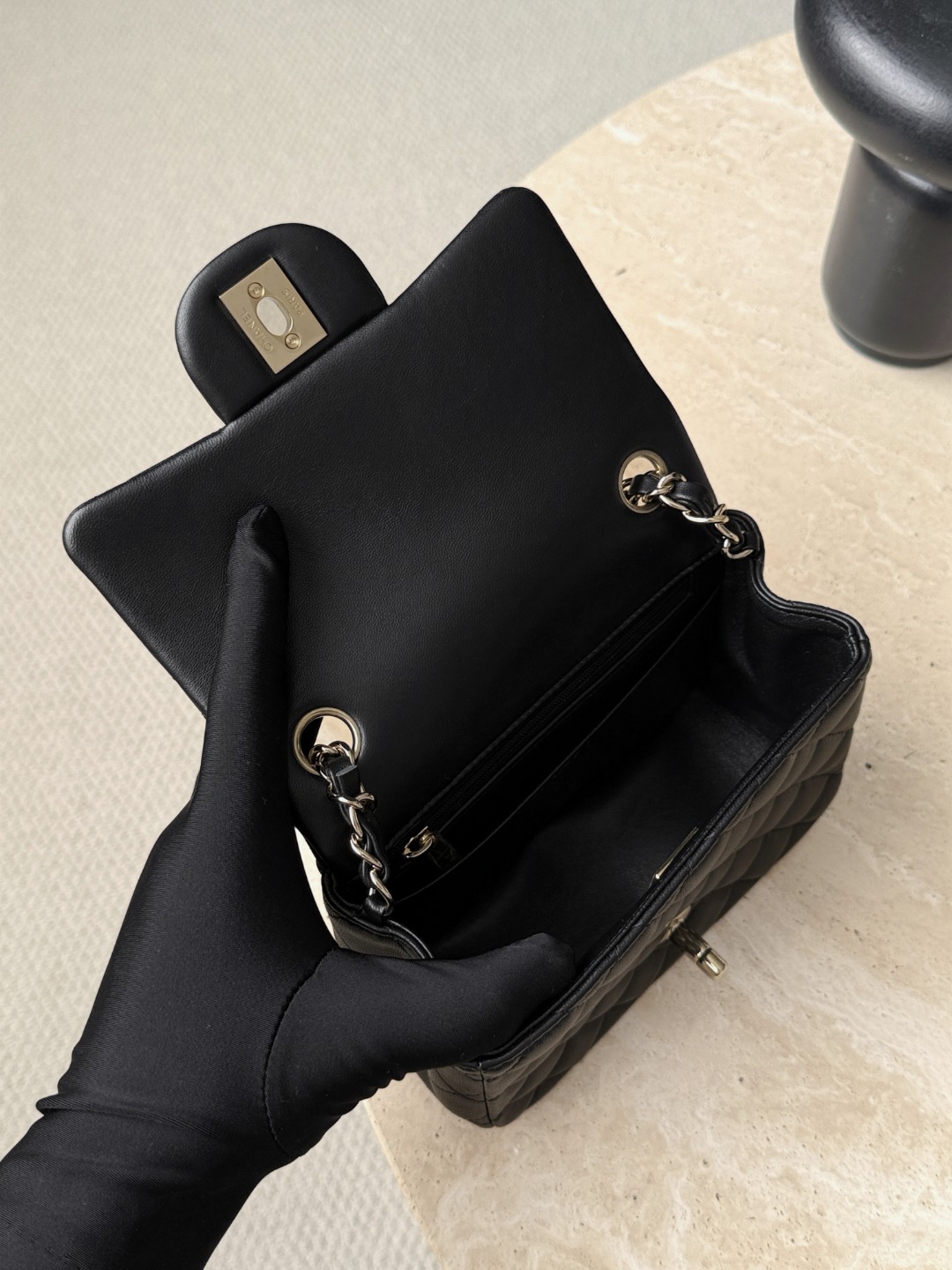 cf17 sheep black light gold The black and light gold color scheme is very feminine and elegant, it can be salty or sweet ~ simple and classic design, outstanding texture, it is both aura and elegant when carried on the back - Image 5