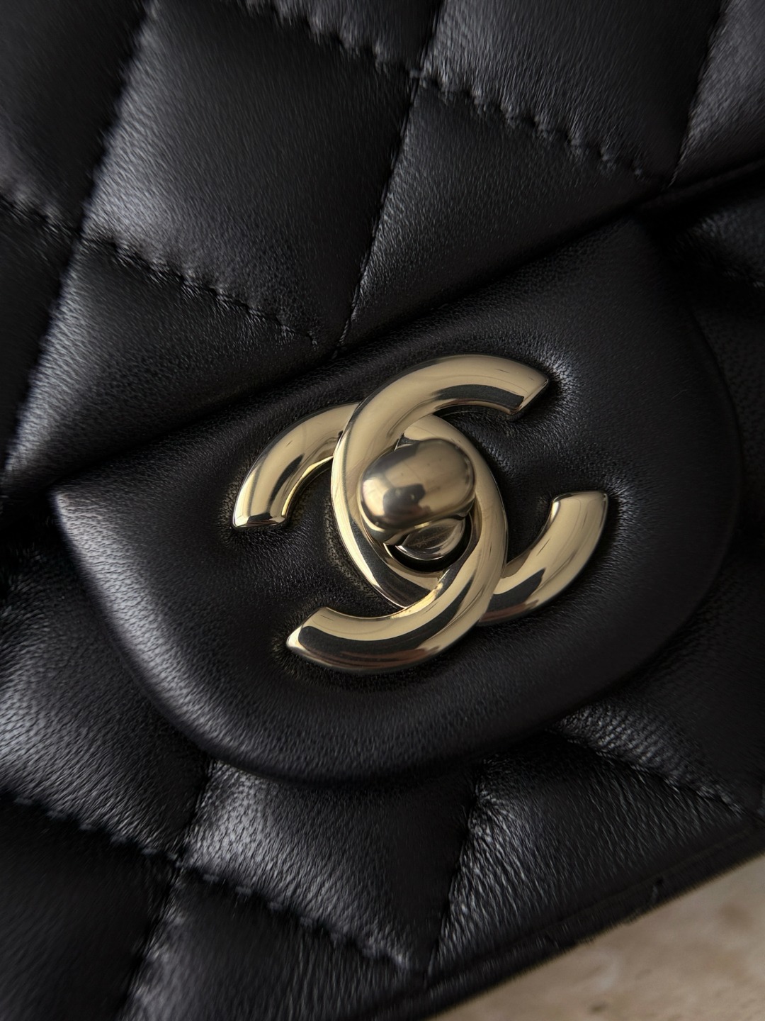 cf17 sheep black light gold The black and light gold color scheme is very feminine and elegant, it can be salty or sweet ~ simple and classic design, outstanding texture, it is both aura and elegant when carried on the back - Image 6