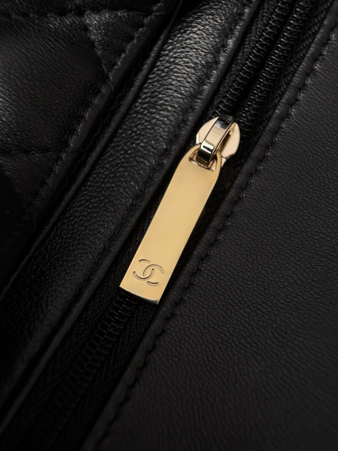 cf17 sheep black light gold The black and light gold color scheme is very feminine and elegant, it can be salty or sweet ~ simple and classic design, outstanding texture, it is both aura and elegant when carried on the back - Image 10