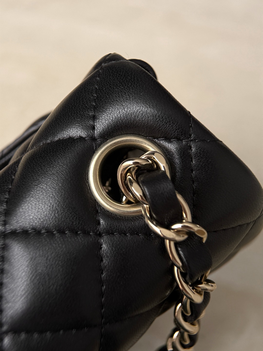 cf17 sheep black light gold The black and light gold color scheme is very feminine and elegant, it can be salty or sweet ~ simple and classic design, outstanding texture, it is both aura and elegant when carried on the back - Image 13