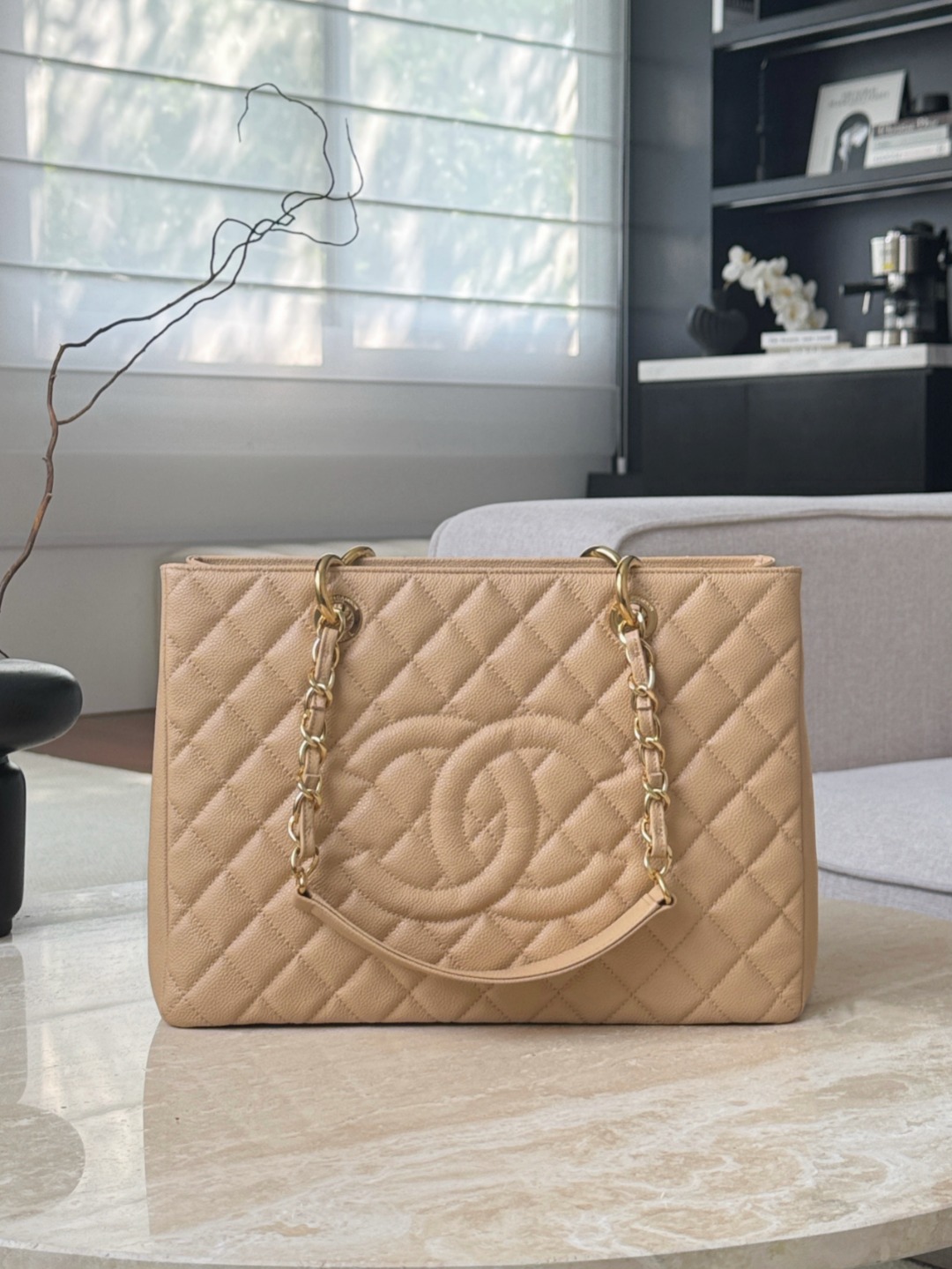 The golden chain is super elegant, a perfect combination of casual atmosphere and exquisite elegance