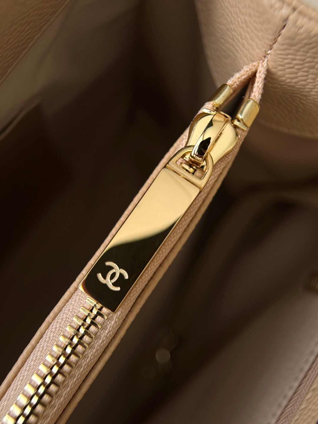 The golden chain is super elegant, a perfect combination of casual atmosphere and exquisite elegance - Image 9