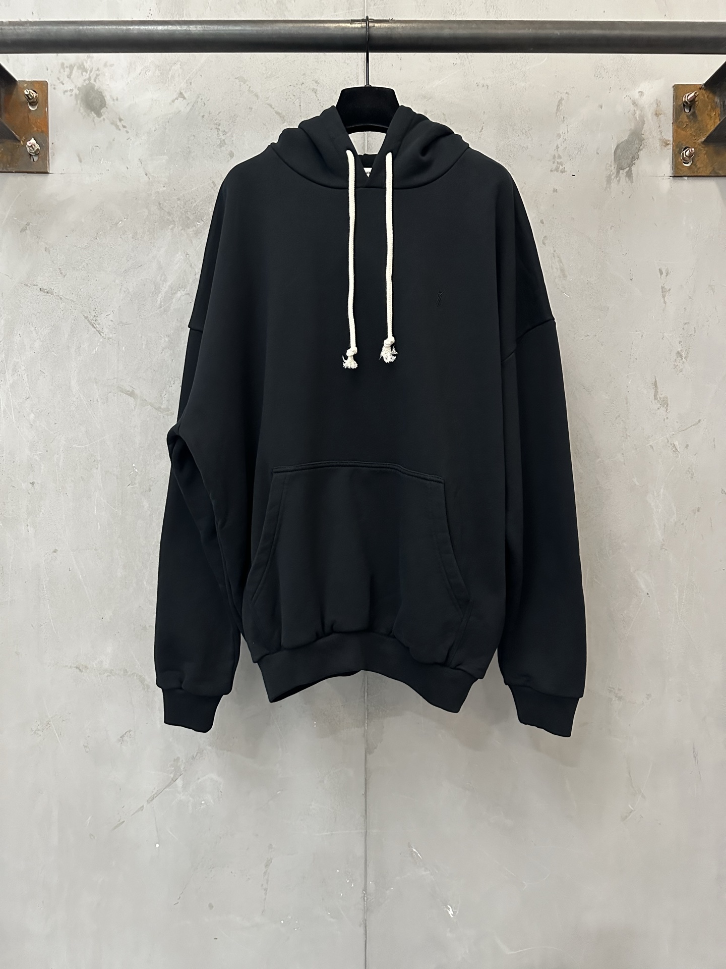 Heavy and high quality 520g SAINT LAURENT Saint Laurent ss26 small LOGO embroidered hooded sweatshirt Fabric: 520g high-gram weight combed cotton terry fabric, thick terry texture