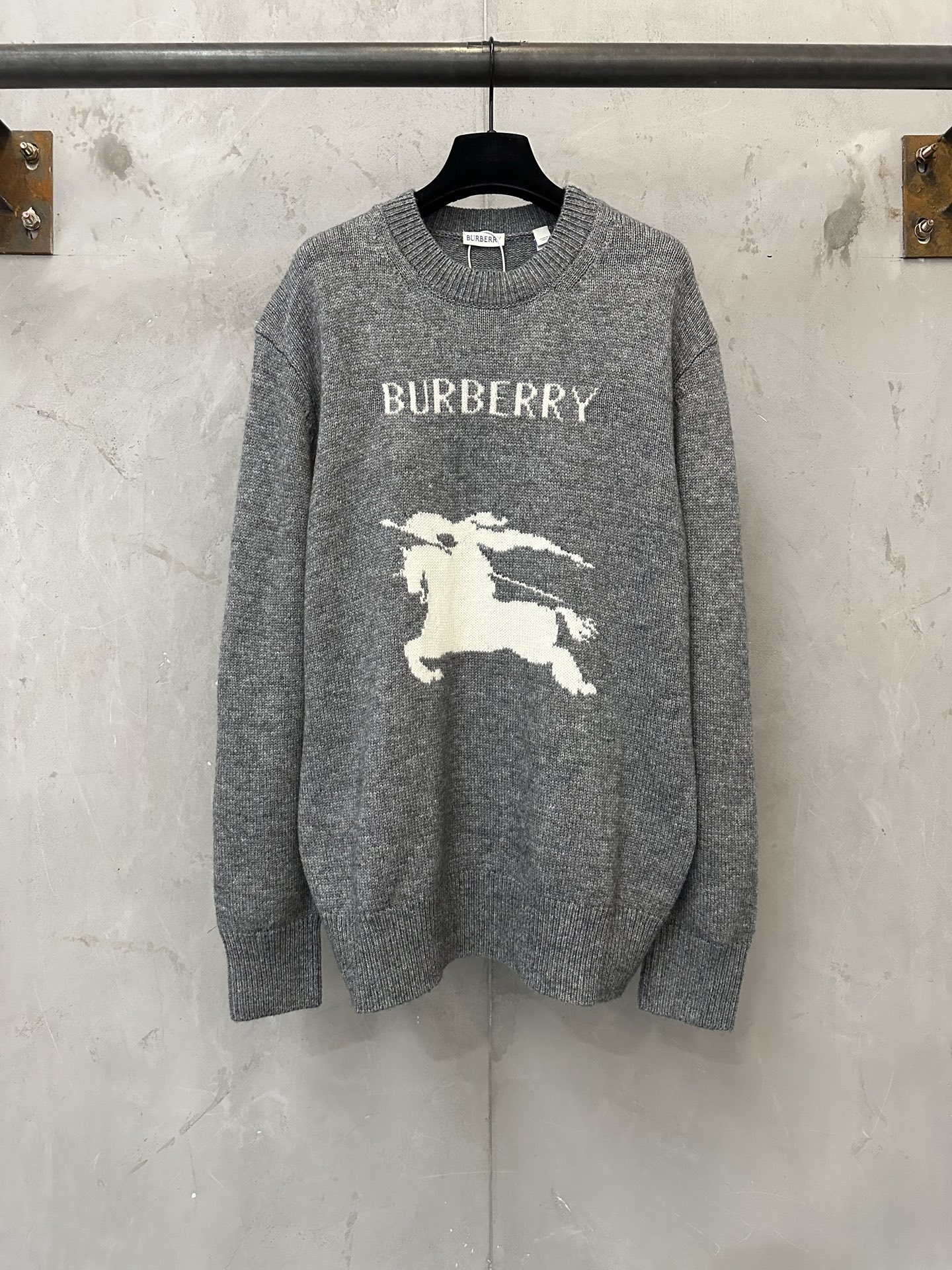 BURBERRY 24FW knight jacquard logo wool blend sweater Fabric: Made of wool and Australian cashmere blended yarn It is recommended to wash by hand (this product is made of wool and is not easy to machine wash)