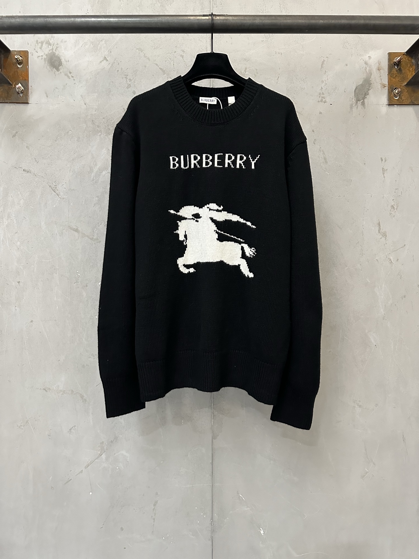 BURBERRY 24FW knight jacquard logo wool blend sweater Fabric: Made of wool and Australian cashmere blended yarn It is recommended to wash by hand (this product is made of wool and is not easy to machine wash)