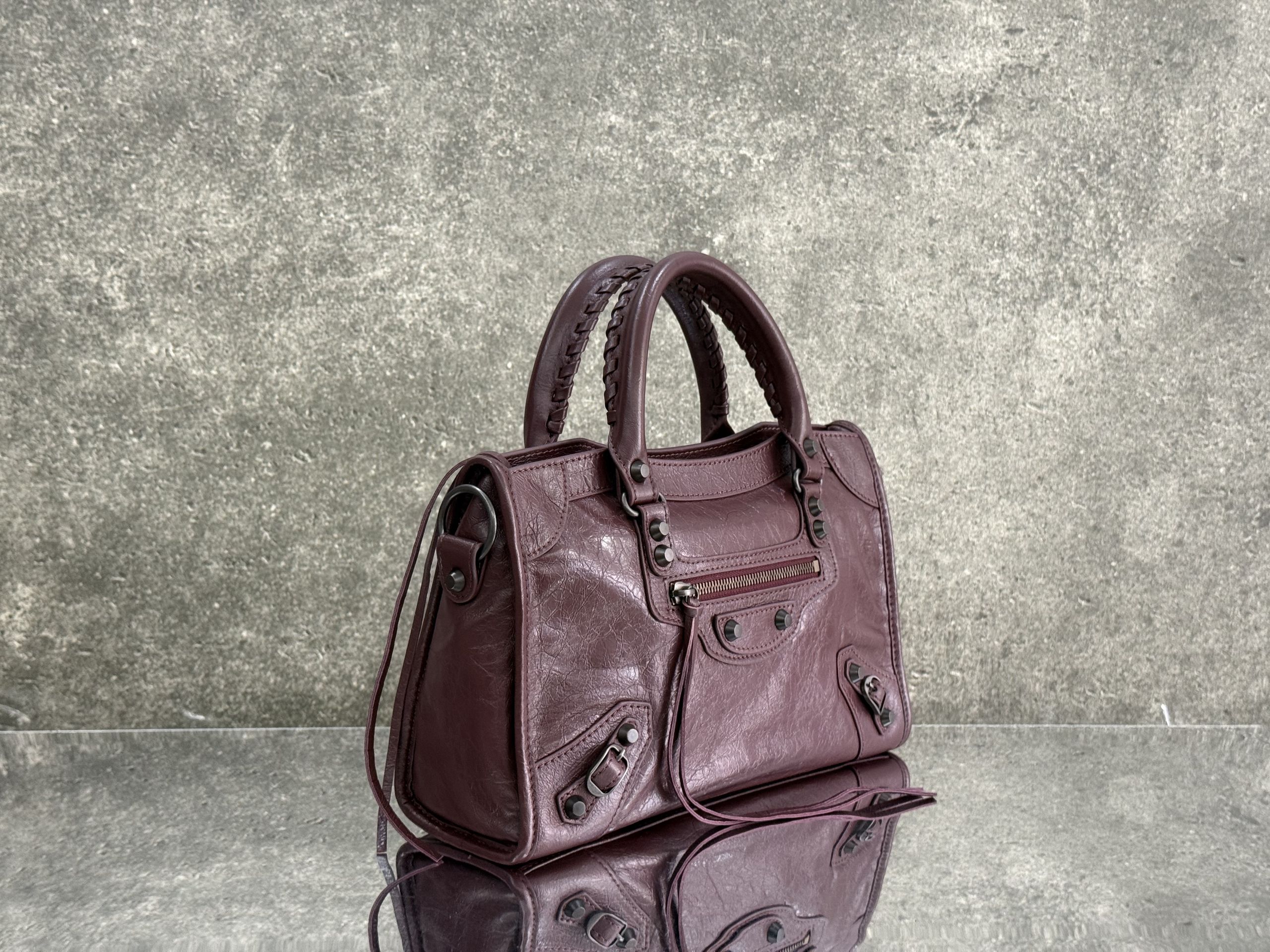 Top original order, 💰1580, Balenciaga city S maroon/black buckle Classic motorcycle bag Balenciaga's most iconic handbag Le City series✴️This series is back with a reinterpretation of the classics👜Slightly different from the classic series in that the mirror and card holder are eliminated, and the design of the shoulder strap is more suitable for crossbody ~ Small details changes make the whole look lighter🌬️The new macaron color series is especially suitable for spring and summer🌱The uninhibited and handsome shape collides with the sweet color system, and the fashion sense is at your fingertips Style number: 0623 M large size: length 37 x height 23.4 x width 15 cm S Medium size: length 30 x height 20 x width 10 cm Mini size: length 23 x height 15 x width 10 cm - Image 3