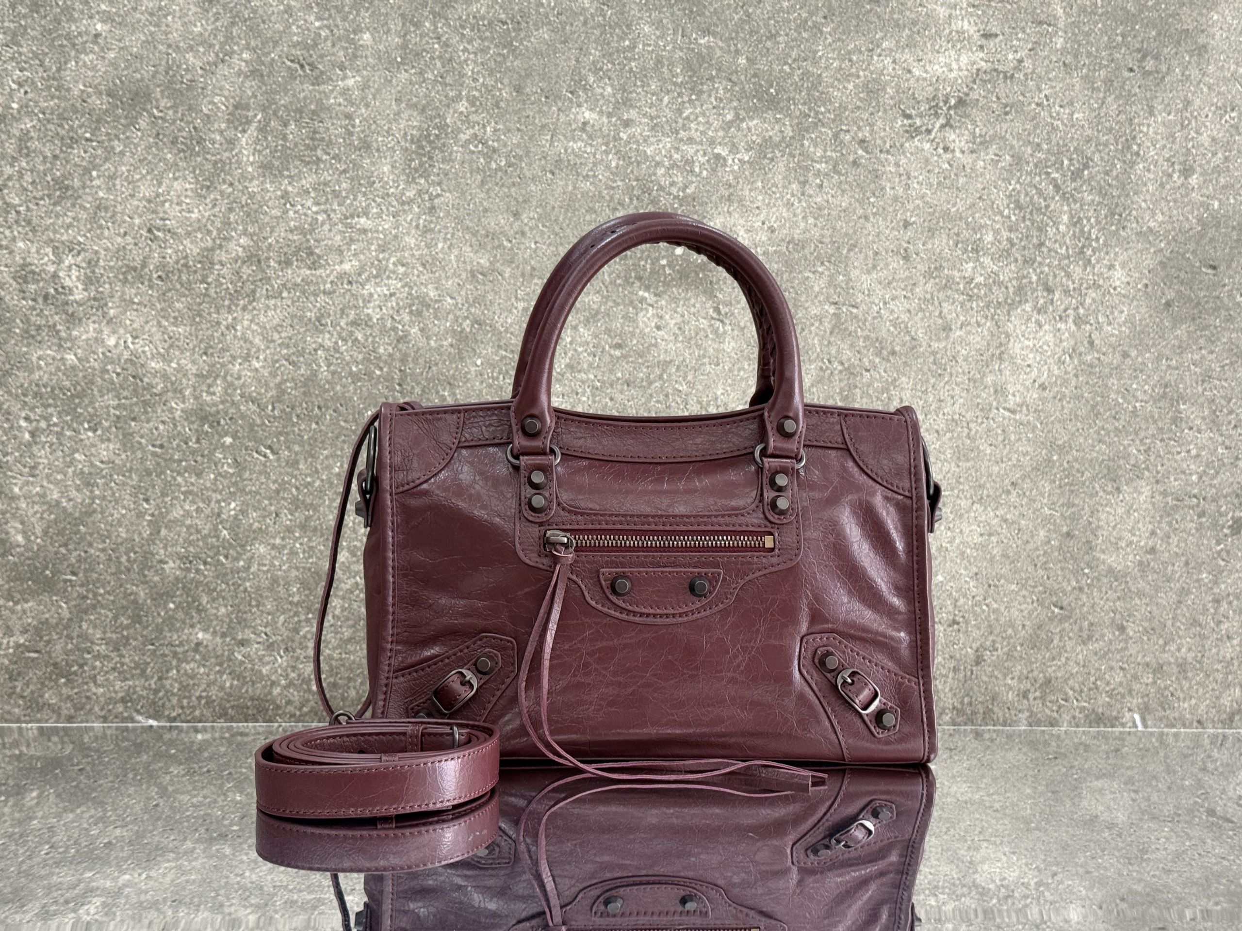 Top original order, 💰1580, Balenciaga city S maroon/black buckle Classic motorcycle bag Balenciaga's most iconic handbag Le City series✴️This series is back with a reinterpretation of the classics👜Slightly different from the classic series in that the mirror and card holder are eliminated, and the design of the shoulder strap is more suitable for crossbody ~ Small details changes make the whole look lighter🌬️The new macaron color series is especially suitable for spring and summer🌱The uninhibited and handsome shape collides with the sweet color system, and the fashion sense is at your fingertips Style number: 0623 M large size: length 37 x height 23.4 x width 15 cm S Medium size: length 30 x height 20 x width 10 cm Mini size: length 23 x height 15 x width 10 cm