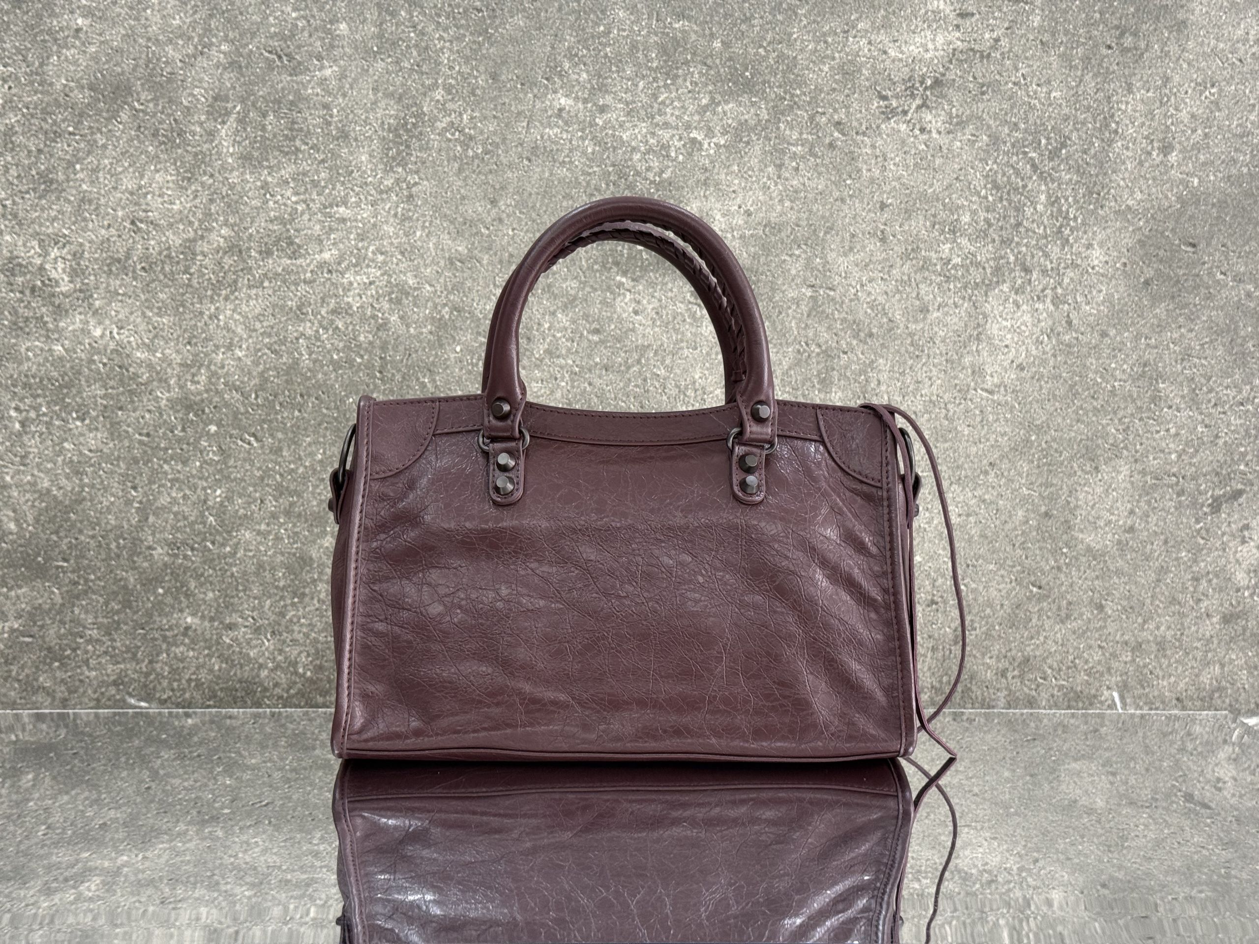 Top original order, 💰1580, Balenciaga city S maroon/black buckle Classic motorcycle bag Balenciaga's most iconic handbag Le City series✴️This series is back with a reinterpretation of the classics👜Slightly different from the classic series in that the mirror and card holder are eliminated, and the design of the shoulder strap is more suitable for crossbody ~ Small details changes make the whole look lighter🌬️The new macaron color series is especially suitable for spring and summer🌱The uninhibited and handsome shape collides with the sweet color system, and the fashion sense is at your fingertips Style number: 0623 M large size: length 37 x height 23.4 x width 15 cm S Medium size: length 30 x height 20 x width 10 cm Mini size: length 23 x height 15 x width 10 cm - Image 2