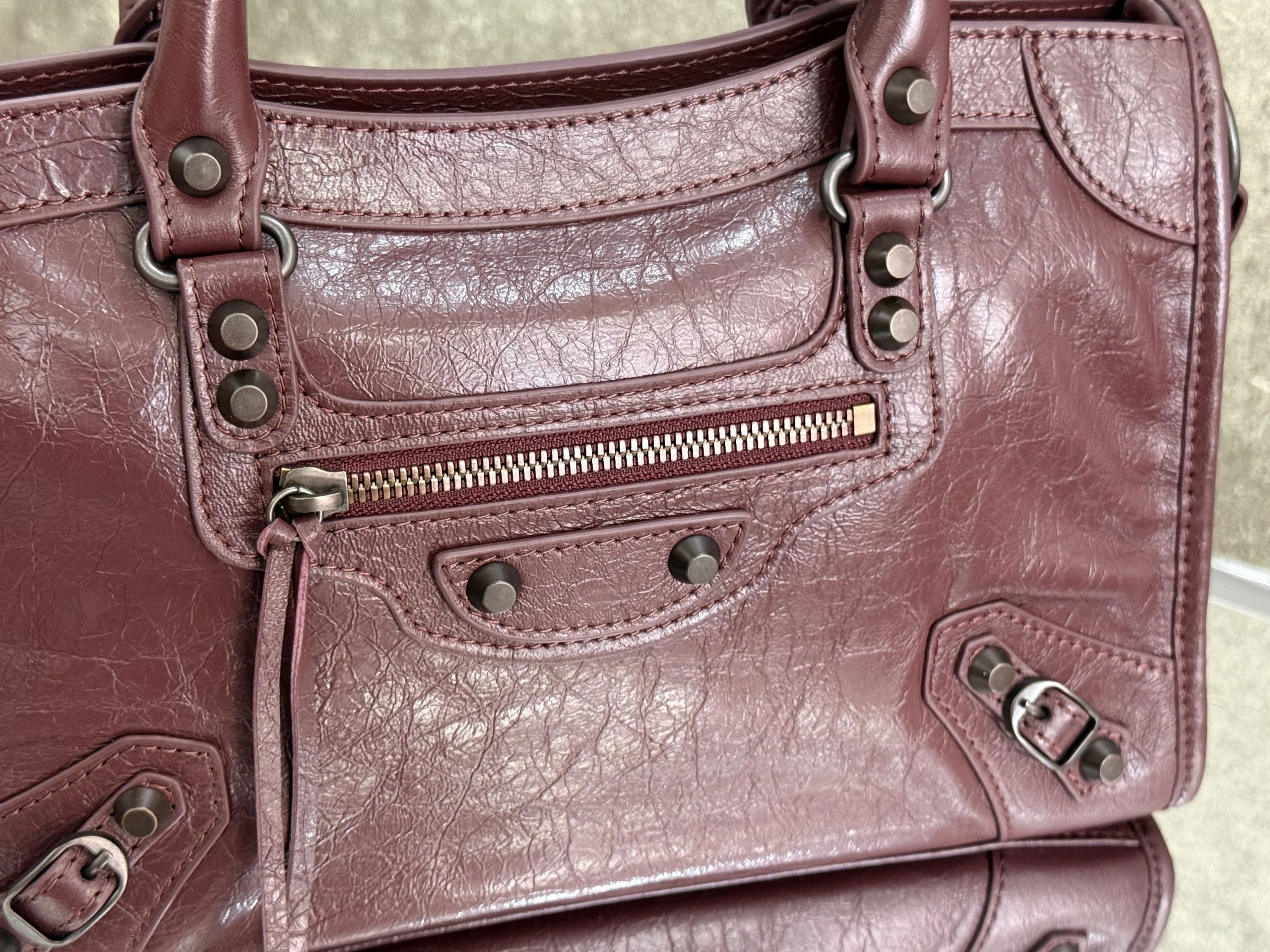 Top original order, 💰1580, Balenciaga city S maroon/black buckle Classic motorcycle bag Balenciaga's most iconic handbag Le City series✴️This series is back with a reinterpretation of the classics👜Slightly different from the classic series in that the mirror and card holder are eliminated, and the design of the shoulder strap is more suitable for crossbody ~ Small details changes make the whole look lighter🌬️The new macaron color series is especially suitable for spring and summer🌱The uninhibited and handsome shape collides with the sweet color system, and the fashion sense is at your fingertips Style number: 0623 M large size: length 37 x height 23.4 x width 15 cm S Medium size: length 30 x height 20 x width 10 cm Mini size: length 23 x height 15 x width 10 cm - Image 4
