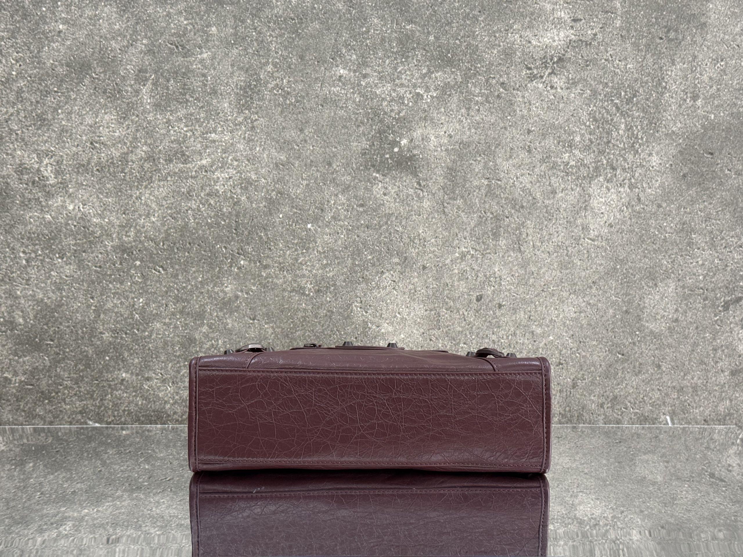 Top original order, 💰1580, Balenciaga city S maroon/black buckle Classic motorcycle bag Balenciaga's most iconic handbag Le City series✴️This series is back with a reinterpretation of the classics👜Slightly different from the classic series in that the mirror and card holder are eliminated, and the design of the shoulder strap is more suitable for crossbody ~ Small details changes make the whole look lighter🌬️The new macaron color series is especially suitable for spring and summer🌱The uninhibited and handsome shape collides with the sweet color system, and the fashion sense is at your fingertips Style number: 0623 M large size: length 37 x height 23.4 x width 15 cm S Medium size: length 30 x height 20 x width 10 cm Mini size: length 23 x height 15 x width 10 cm - Image 5