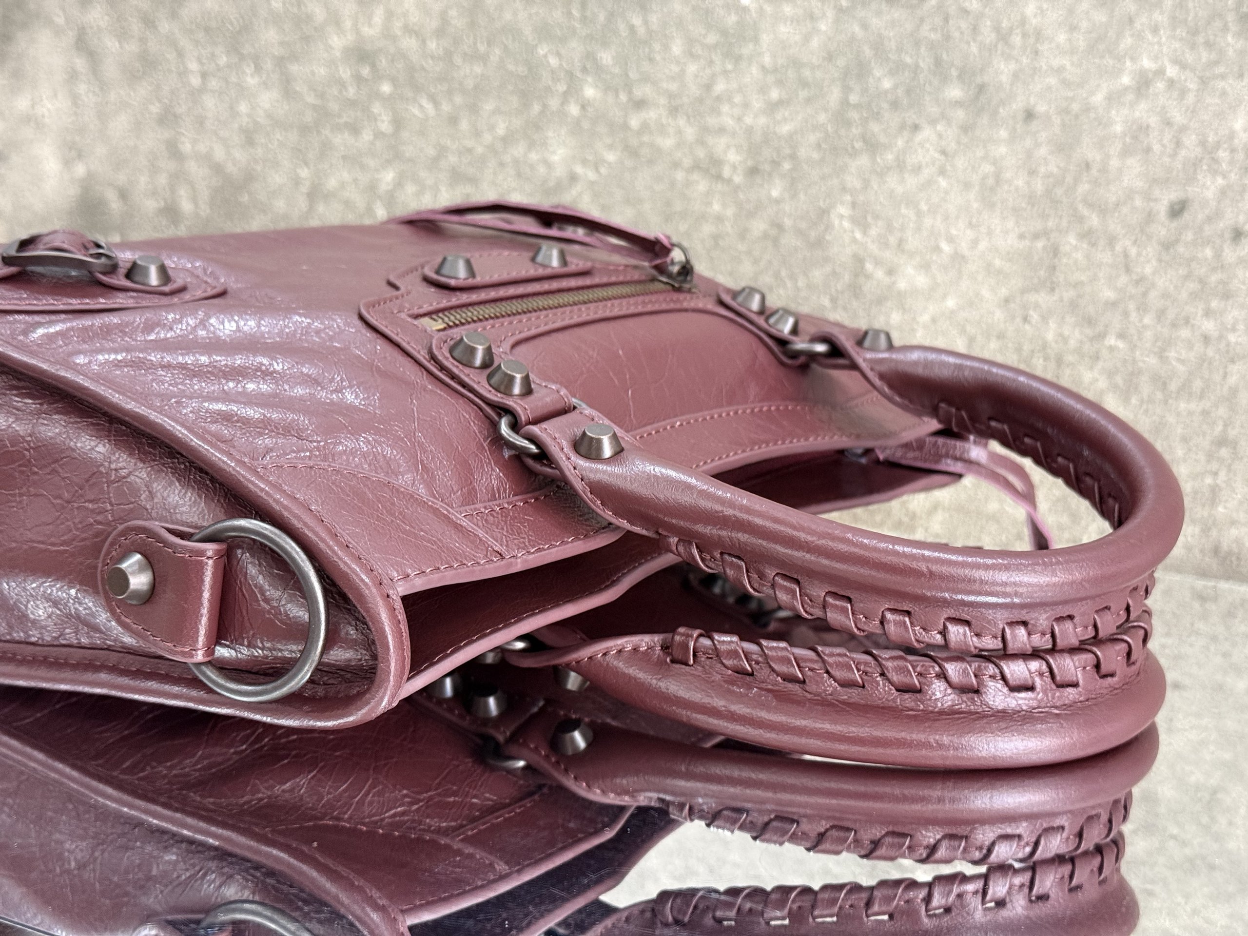 Top original order, 💰1580, Balenciaga city S maroon/black buckle Classic motorcycle bag Balenciaga's most iconic handbag Le City series✴️This series is back with a reinterpretation of the classics👜Slightly different from the classic series in that the mirror and card holder are eliminated, and the design of the shoulder strap is more suitable for crossbody ~ Small details changes make the whole look lighter🌬️The new macaron color series is especially suitable for spring and summer🌱The uninhibited and handsome shape collides with the sweet color system, and the fashion sense is at your fingertips Style number: 0623 M large size: length 37 x height 23.4 x width 15 cm S Medium size: length 30 x height 20 x width 10 cm Mini size: length 23 x height 15 x width 10 cm - Image 6