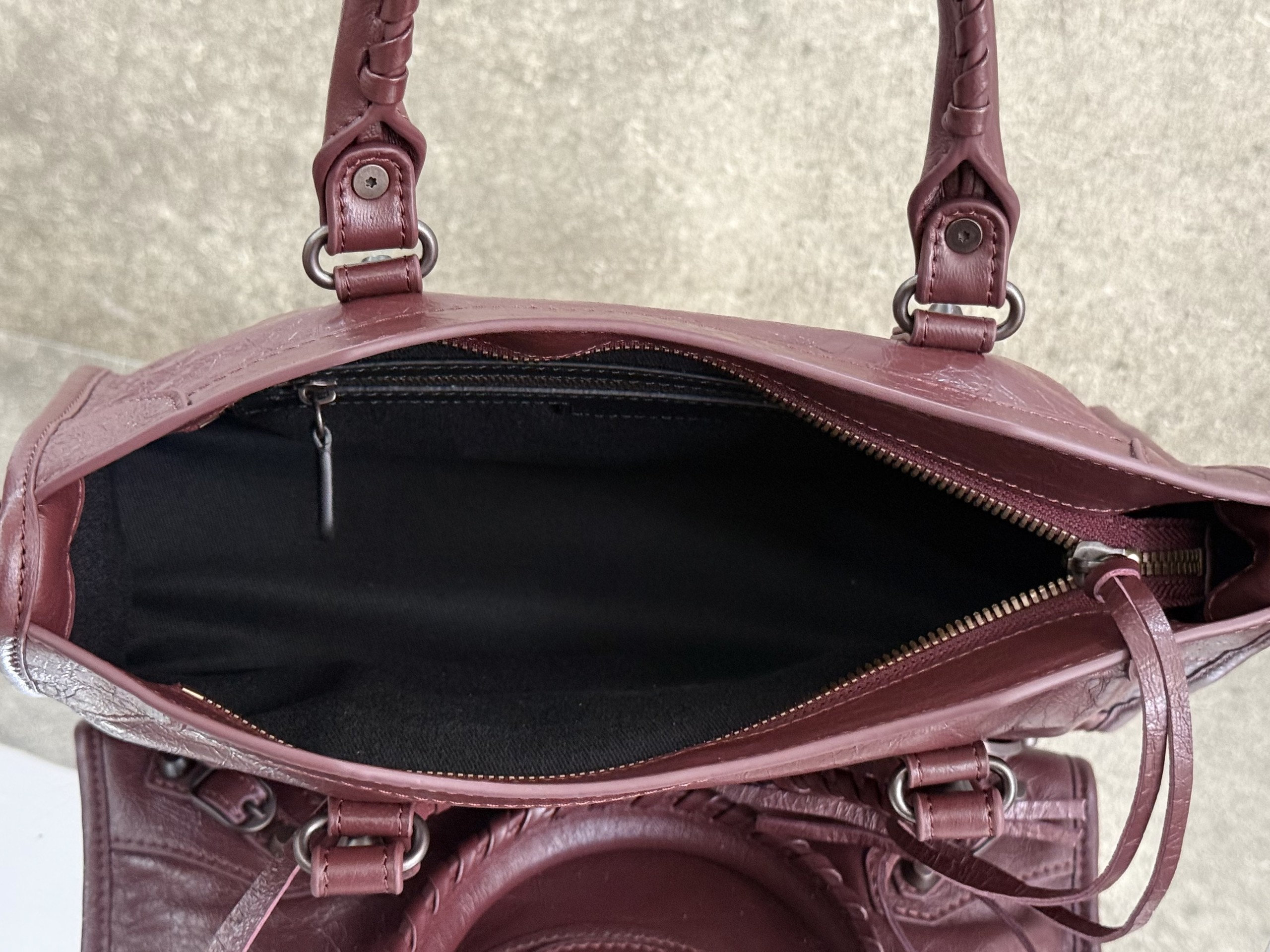 Top original order, 💰1580, Balenciaga city S maroon/black buckle Classic motorcycle bag Balenciaga's most iconic handbag Le City series✴️This series is back with a reinterpretation of the classics👜Slightly different from the classic series in that the mirror and card holder are eliminated, and the design of the shoulder strap is more suitable for crossbody ~ Small details changes make the whole look lighter🌬️The new macaron color series is especially suitable for spring and summer🌱The uninhibited and handsome shape collides with the sweet color system, and the fashion sense is at your fingertips Style number: 0623 M large size: length 37 x height 23.4 x width 15 cm S Medium size: length 30 x height 20 x width 10 cm Mini size: length 23 x height 15 x width 10 cm - Image 7