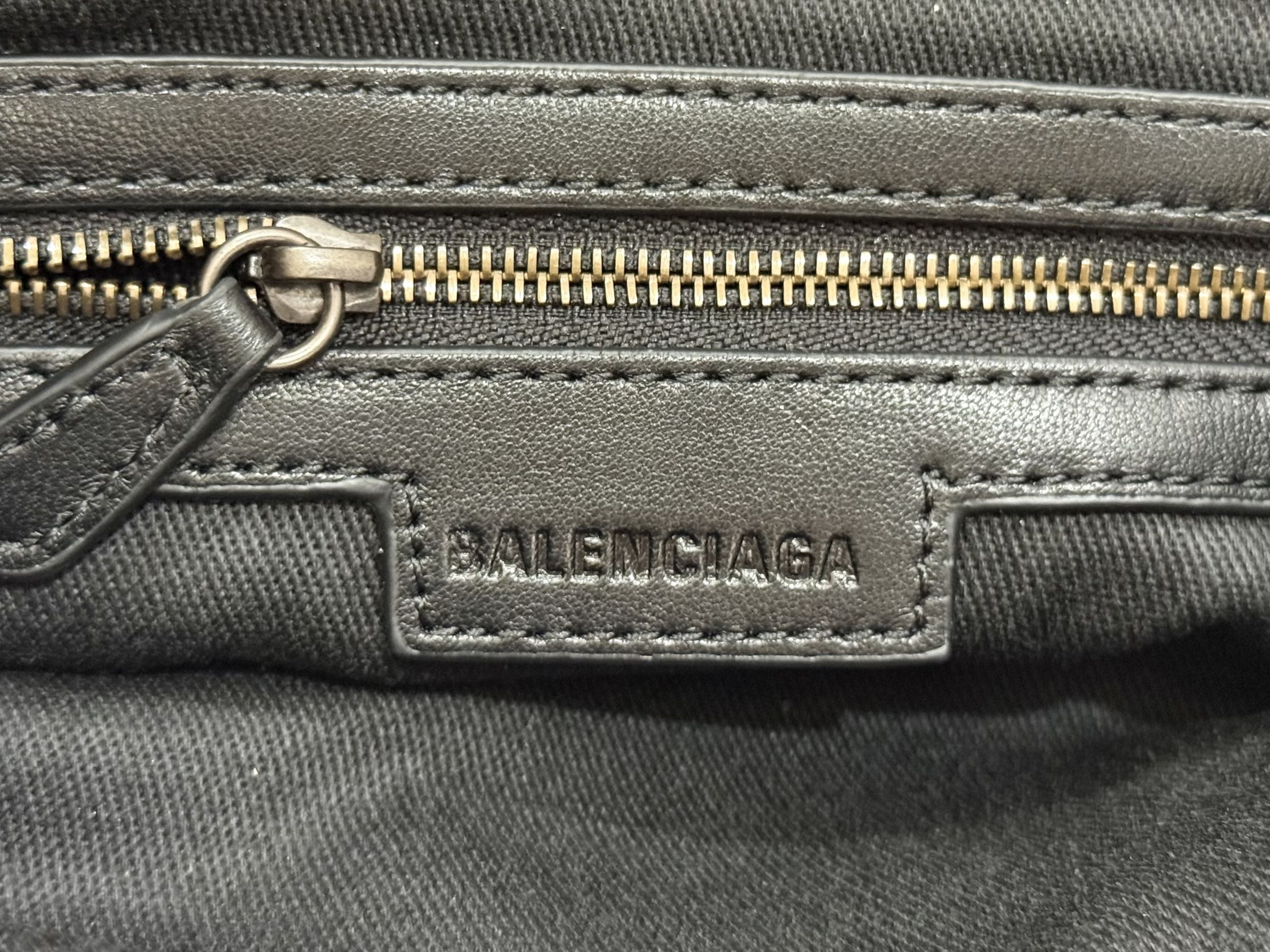 Top original order, 💰1580, Balenciaga city S maroon/black buckle Classic motorcycle bag Balenciaga's most iconic handbag Le City series✴️This series is back with a reinterpretation of the classics👜Slightly different from the classic series in that the mirror and card holder are eliminated, and the design of the shoulder strap is more suitable for crossbody ~ Small details changes make the whole look lighter🌬️The new macaron color series is especially suitable for spring and summer🌱The uninhibited and handsome shape collides with the sweet color system, and the fashion sense is at your fingertips Style number: 0623 M large size: length 37 x height 23.4 x width 15 cm S Medium size: length 30 x height 20 x width 10 cm Mini size: length 23 x height 15 x width 10 cm - Image 8