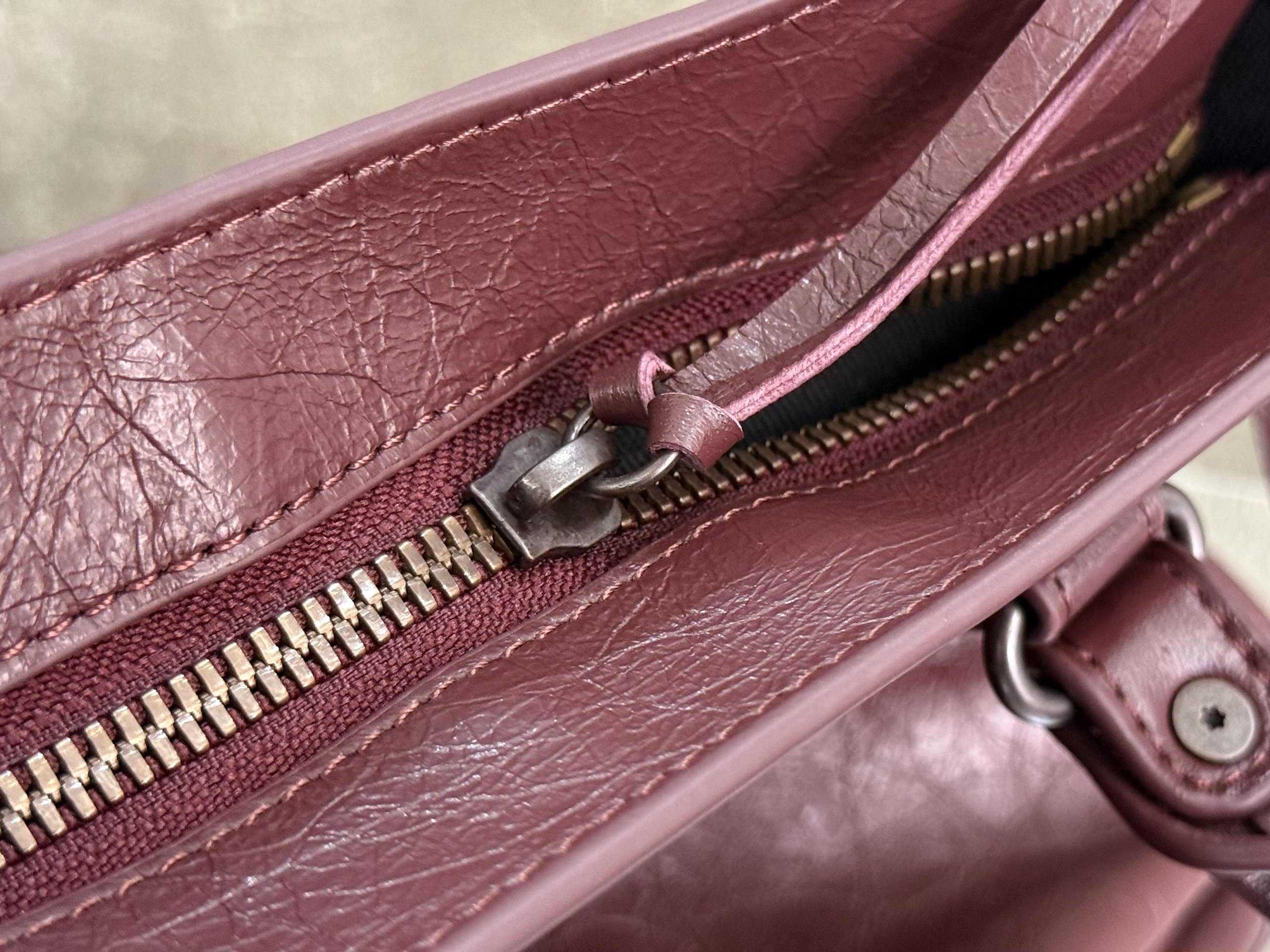 Top original order, 💰1580, Balenciaga city S maroon/black buckle Classic motorcycle bag Balenciaga's most iconic handbag Le City series✴️This series is back with a reinterpretation of the classics👜Slightly different from the classic series in that the mirror and card holder are eliminated, and the design of the shoulder strap is more suitable for crossbody ~ Small details changes make the whole look lighter🌬️The new macaron color series is especially suitable for spring and summer🌱The uninhibited and handsome shape collides with the sweet color system, and the fashion sense is at your fingertips Style number: 0623 M large size: length 37 x height 23.4 x width 15 cm S Medium size: length 30 x height 20 x width 10 cm Mini size: length 23 x height 15 x width 10 cm - Image 9