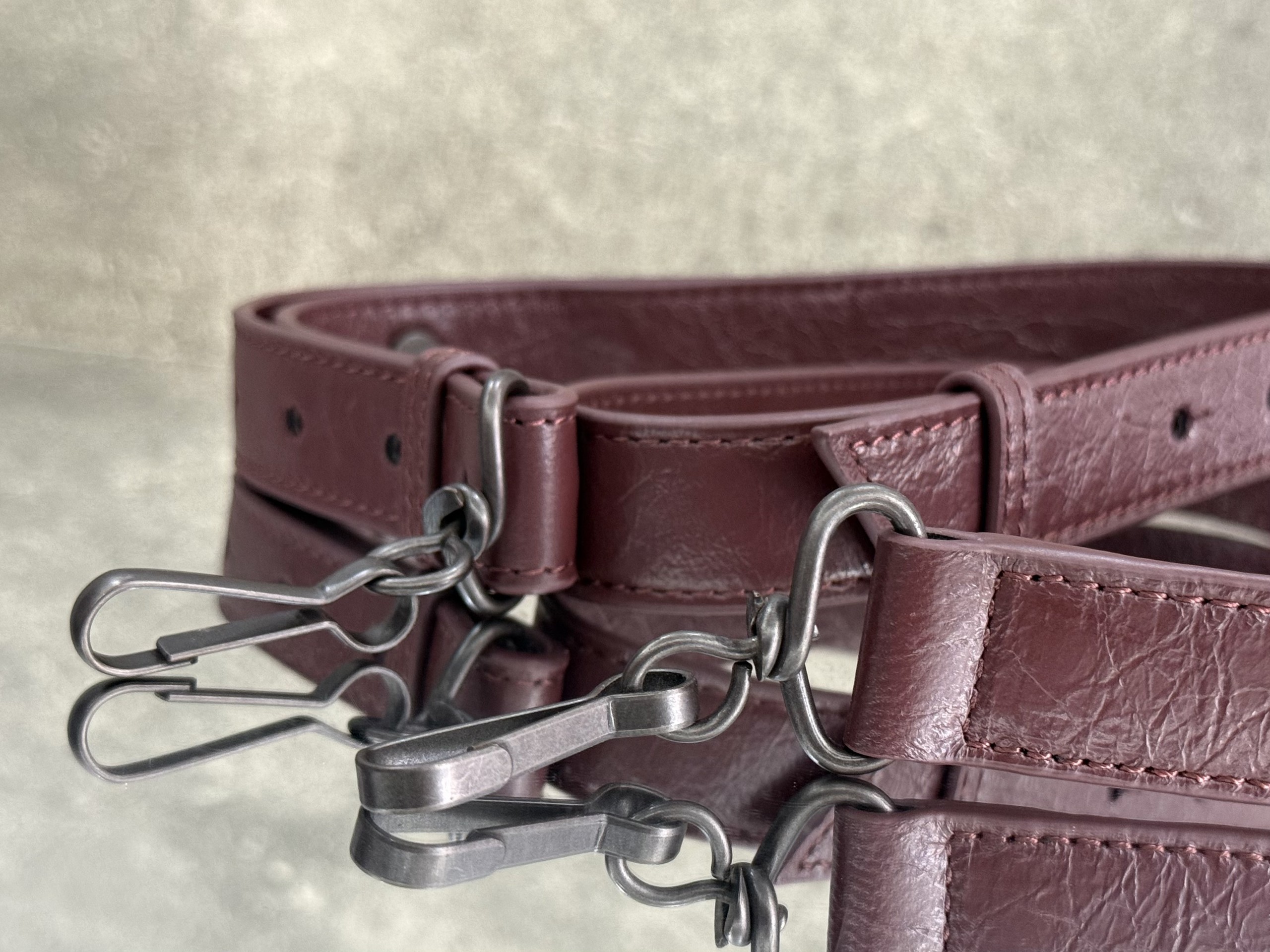 Top original order, 💰1580, Balenciaga city S maroon/black buckle Classic motorcycle bag Balenciaga's most iconic handbag Le City series✴️This series is back with a reinterpretation of the classics👜Slightly different from the classic series in that the mirror and card holder are eliminated, and the design of the shoulder strap is more suitable for crossbody ~ Small details changes make the whole look lighter🌬️The new macaron color series is especially suitable for spring and summer🌱The uninhibited and handsome shape collides with the sweet color system, and the fashion sense is at your fingertips Style number: 0623 M large size: length 37 x height 23.4 x width 15 cm S Medium size: length 30 x height 20 x width 10 cm Mini size: length 23 x height 15 x width 10 cm - Image 10