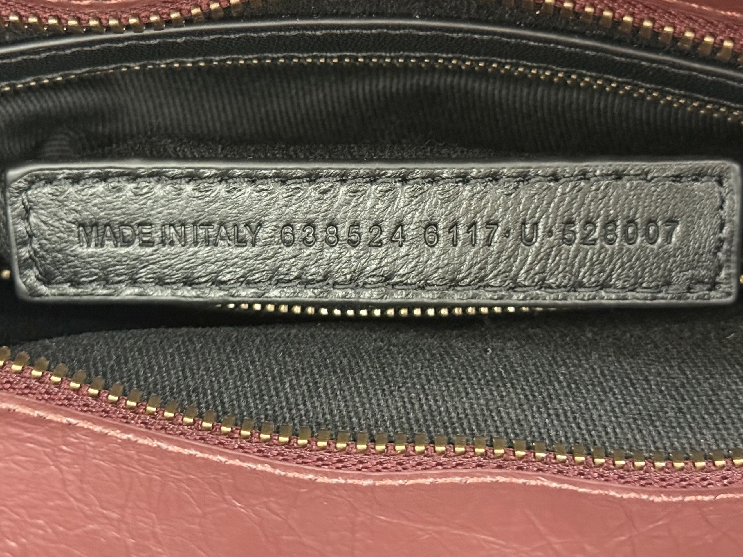 Top original order, 💰1580, Balenciaga city S maroon/black buckle Classic motorcycle bag Balenciaga's most iconic handbag Le City series✴️This series is back with a reinterpretation of the classics👜Slightly different from the classic series in that the mirror and card holder are eliminated, and the design of the shoulder strap is more suitable for crossbody ~ Small details changes make the whole look lighter🌬️The new macaron color series is especially suitable for spring and summer🌱The uninhibited and handsome shape collides with the sweet color system, and the fashion sense is at your fingertips Style number: 0623 M large size: length 37 x height 23.4 x width 15 cm S Medium size: length 30 x height 20 x width 10 cm Mini size: length 23 x height 15 x width 10 cm - Image 11