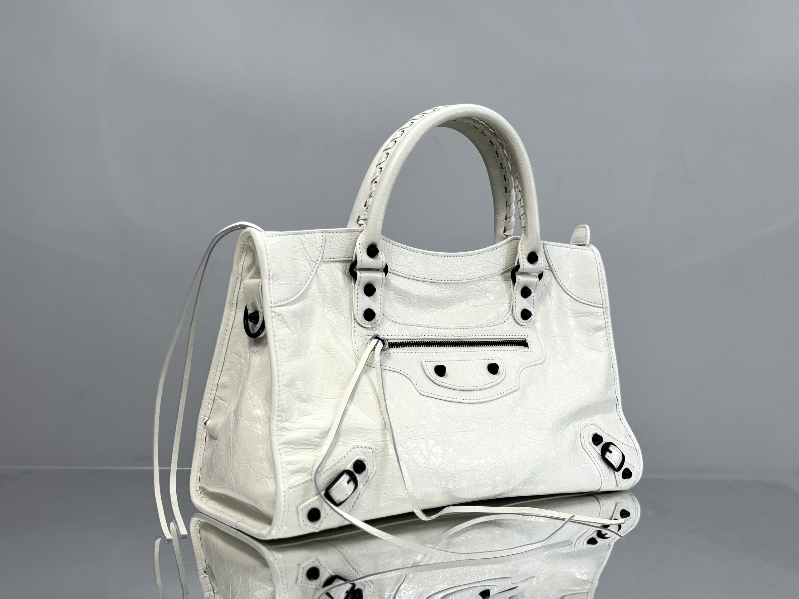 Top original order, 💰1580, Balenciaga city medium white/black buckle Classic motorcycle bag Balenciaga's most iconic handbag Le City series ✴️2024 This series returns strongly, reinterpreting the classics 👜Slightly different from the classic series, the mirror and card holder are cancelled, and the design of the shoulder strap is more suitable for crossbody ~ Small details changes make the whole body lighter 🌬️The new macaron color series is especially suitable for spring and summer 🌱The uninhibited and handsome shape collides with the sweet color series, and the fashion sense is at your fingertips Style number: 0624 Medium size: length 37 x height 23.4 x width 15 cm Small size: length 30 x height 20 x width 10 cm Mini size: length 23 x height 15 x width 10 cm - Image 2