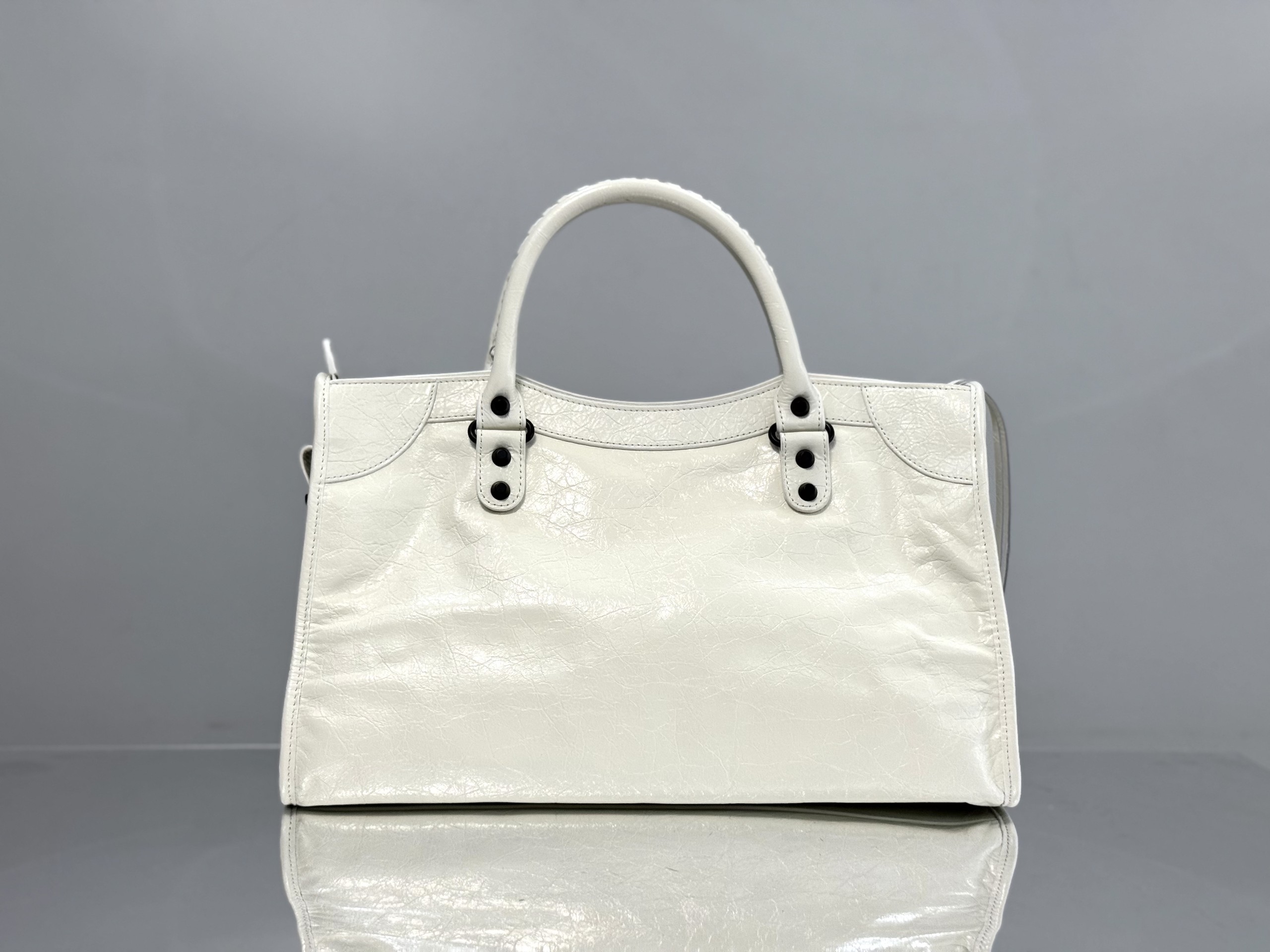 Top original order, 💰1580, Balenciaga city medium white/black buckle Classic motorcycle bag Balenciaga's most iconic handbag Le City series ✴️2024 This series returns strongly, reinterpreting the classics 👜Slightly different from the classic series, the mirror and card holder are cancelled, and the design of the shoulder strap is more suitable for crossbody ~ Small details changes make the whole body lighter 🌬️The new macaron color series is especially suitable for spring and summer 🌱The uninhibited and handsome shape collides with the sweet color series, and the fashion sense is at your fingertips Style number: 0624 Medium size: length 37 x height 23.4 x width 15 cm Small size: length 30 x height 20 x width 10 cm Mini size: length 23 x height 15 x width 10 cm - Image 3