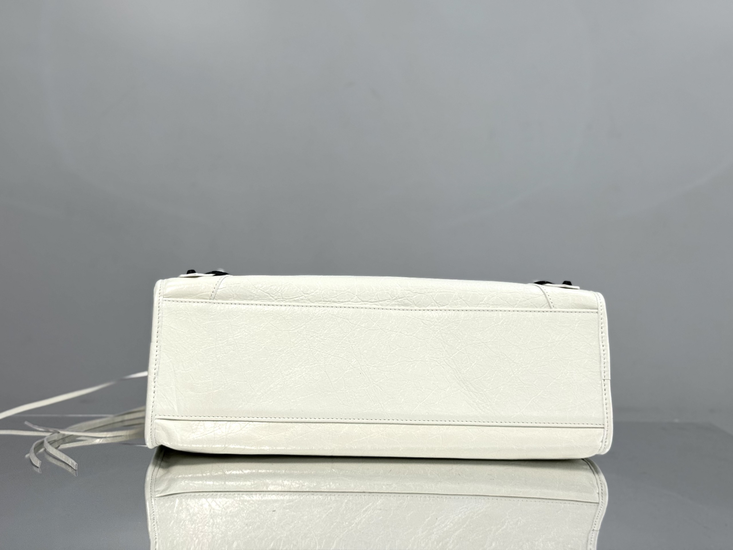 Top original order, 💰1580, Balenciaga city medium white/black buckle Classic motorcycle bag Balenciaga's most iconic handbag Le City series ✴️2024 This series returns strongly, reinterpreting the classics 👜Slightly different from the classic series, the mirror and card holder are cancelled, and the design of the shoulder strap is more suitable for crossbody ~ Small details changes make the whole body lighter 🌬️The new macaron color series is especially suitable for spring and summer 🌱The uninhibited and handsome shape collides with the sweet color series, and the fashion sense is at your fingertips Style number: 0624 Medium size: length 37 x height 23.4 x width 15 cm Small size: length 30 x height 20 x width 10 cm Mini size: length 23 x height 15 x width 10 cm - Image 4