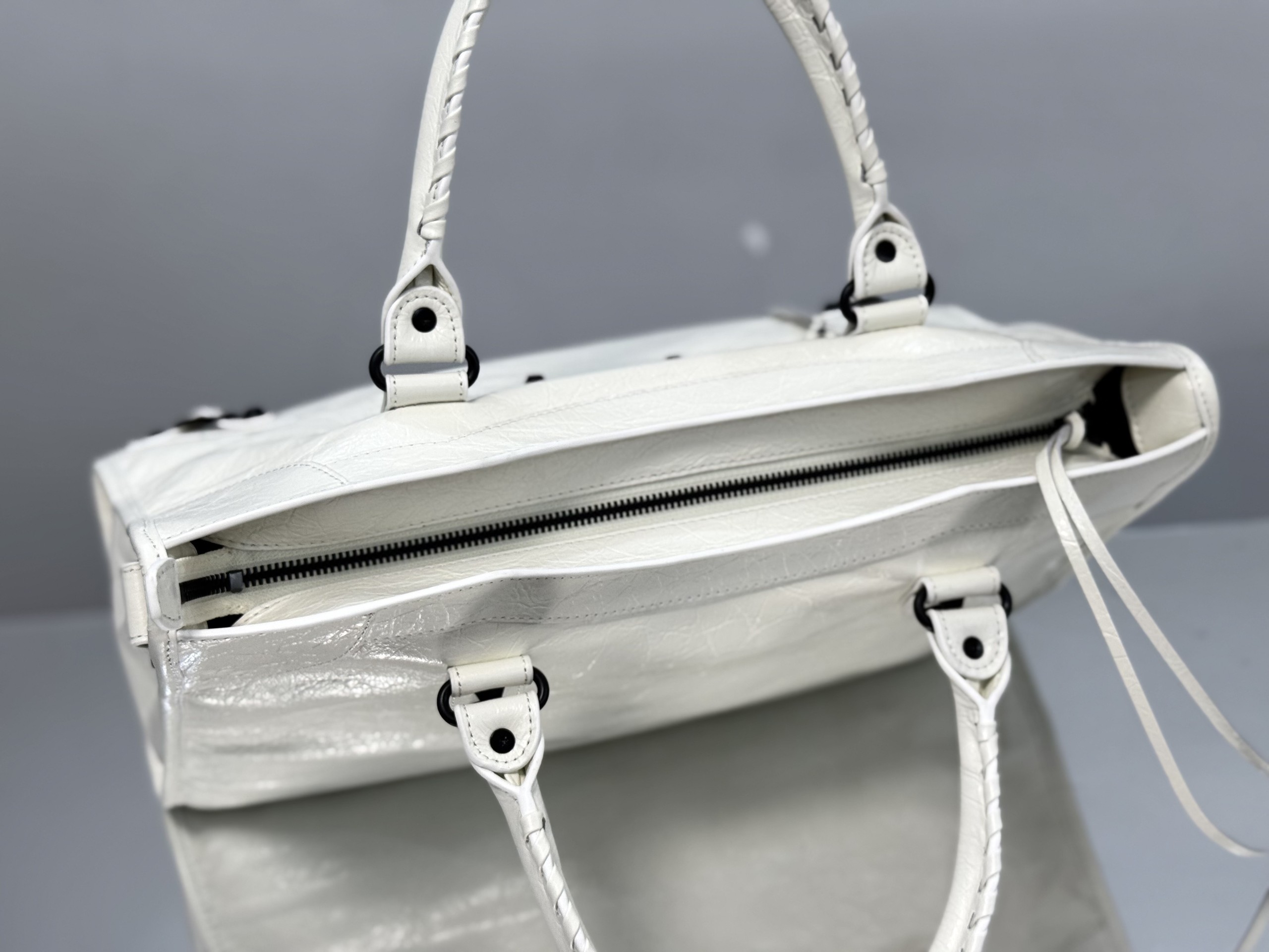 Top original order, 💰1580, Balenciaga city medium white/black buckle Classic motorcycle bag Balenciaga's most iconic handbag Le City series ✴️2024 This series returns strongly, reinterpreting the classics 👜Slightly different from the classic series, the mirror and card holder are cancelled, and the design of the shoulder strap is more suitable for crossbody ~ Small details changes make the whole body lighter 🌬️The new macaron color series is especially suitable for spring and summer 🌱The uninhibited and handsome shape collides with the sweet color series, and the fashion sense is at your fingertips Style number: 0624 Medium size: length 37 x height 23.4 x width 15 cm Small size: length 30 x height 20 x width 10 cm Mini size: length 23 x height 15 x width 10 cm - Image 5