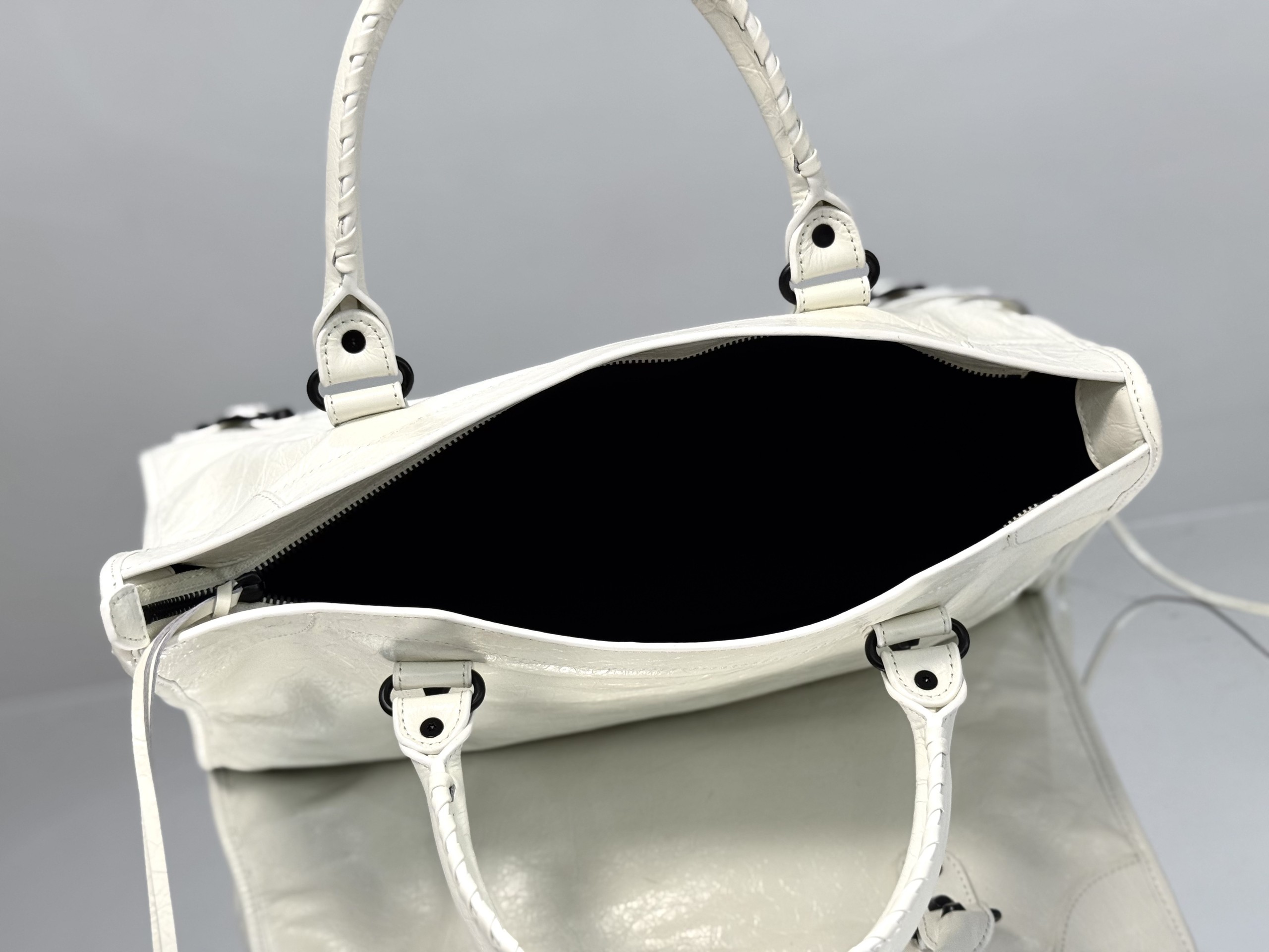Top original order, 💰1580, Balenciaga city medium white/black buckle Classic motorcycle bag Balenciaga's most iconic handbag Le City series ✴️2024 This series returns strongly, reinterpreting the classics 👜Slightly different from the classic series, the mirror and card holder are cancelled, and the design of the shoulder strap is more suitable for crossbody ~ Small details changes make the whole body lighter 🌬️The new macaron color series is especially suitable for spring and summer 🌱The uninhibited and handsome shape collides with the sweet color series, and the fashion sense is at your fingertips Style number: 0624 Medium size: length 37 x height 23.4 x width 15 cm Small size: length 30 x height 20 x width 10 cm Mini size: length 23 x height 15 x width 10 cm - Image 6