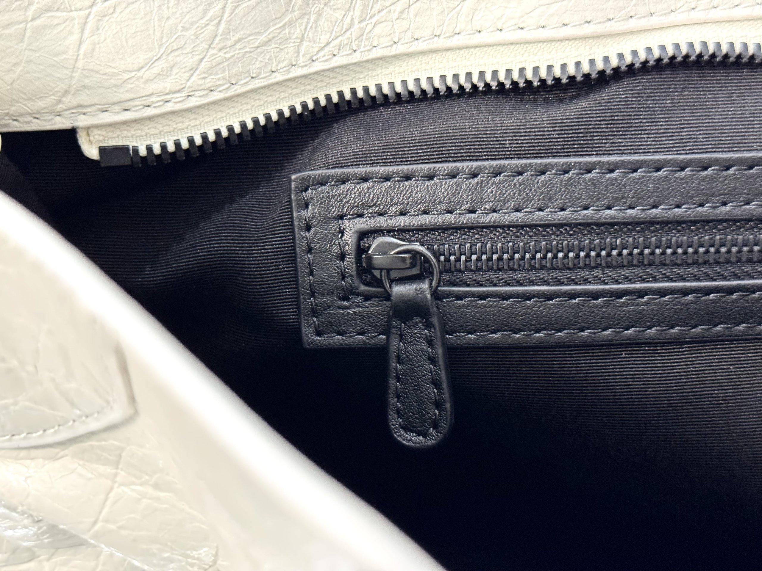 Top original order, 💰1580, Balenciaga city medium white/black buckle Classic motorcycle bag Balenciaga's most iconic handbag Le City series ✴️2024 This series returns strongly, reinterpreting the classics 👜Slightly different from the classic series, the mirror and card holder are cancelled, and the design of the shoulder strap is more suitable for crossbody ~ Small details changes make the whole body lighter 🌬️The new macaron color series is especially suitable for spring and summer 🌱The uninhibited and handsome shape collides with the sweet color series, and the fashion sense is at your fingertips Style number: 0624 Medium size: length 37 x height 23.4 x width 15 cm Small size: length 30 x height 20 x width 10 cm Mini size: length 23 x height 15 x width 10 cm - Image 7