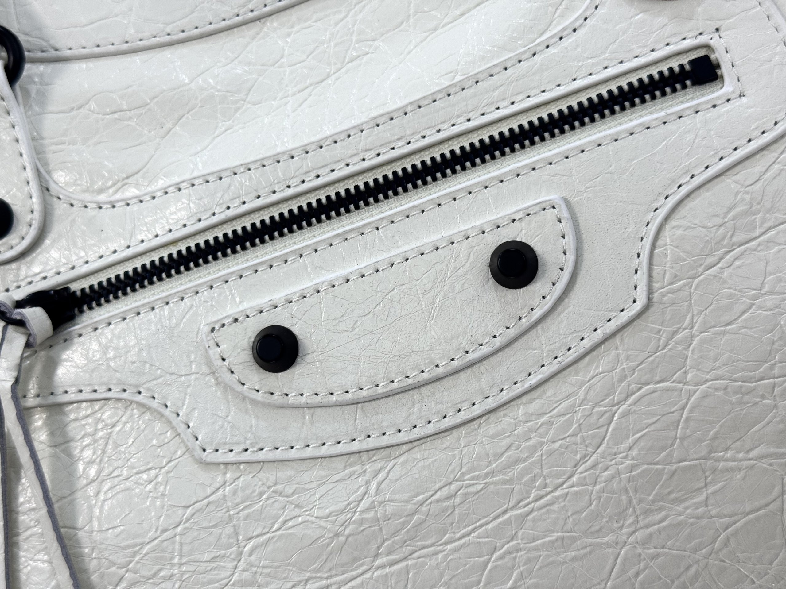 Top original order, 💰1580, Balenciaga city medium white/black buckle Classic motorcycle bag Balenciaga's most iconic handbag Le City series ✴️2024 This series returns strongly, reinterpreting the classics 👜Slightly different from the classic series, the mirror and card holder are cancelled, and the design of the shoulder strap is more suitable for crossbody ~ Small details changes make the whole body lighter 🌬️The new macaron color series is especially suitable for spring and summer 🌱The uninhibited and handsome shape collides with the sweet color series, and the fashion sense is at your fingertips Style number: 0624 Medium size: length 37 x height 23.4 x width 15 cm Small size: length 30 x height 20 x width 10 cm Mini size: length 23 x height 15 x width 10 cm - Image 9